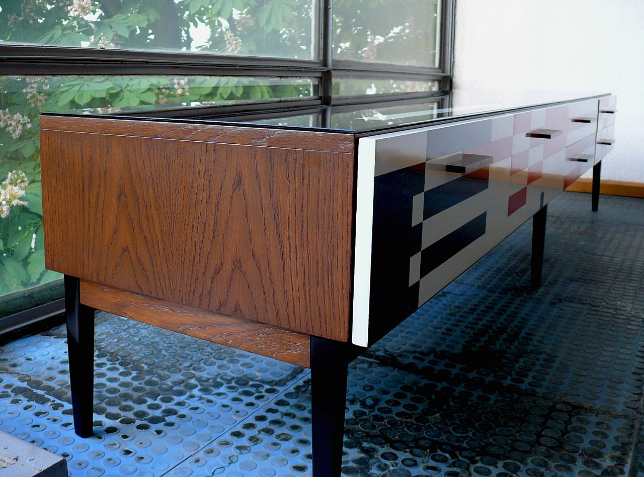 Credenza Op-Art con piano in vetro e maniglie in quercia massello in stile Bauhaus, anni '70 4