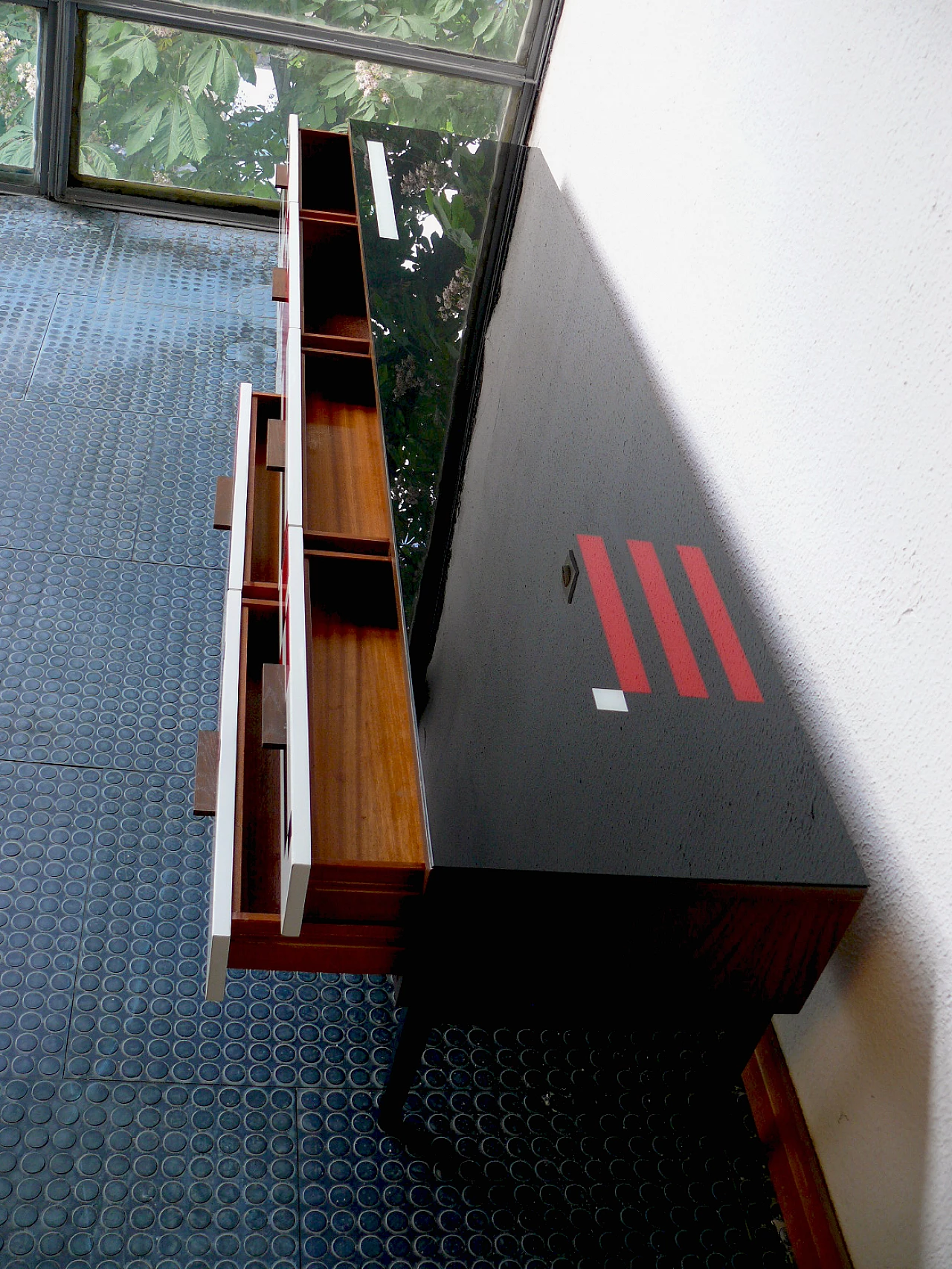 Credenza Op-Art con piano in vetro e maniglie in quercia massello in stile Bauhaus, anni '70 5