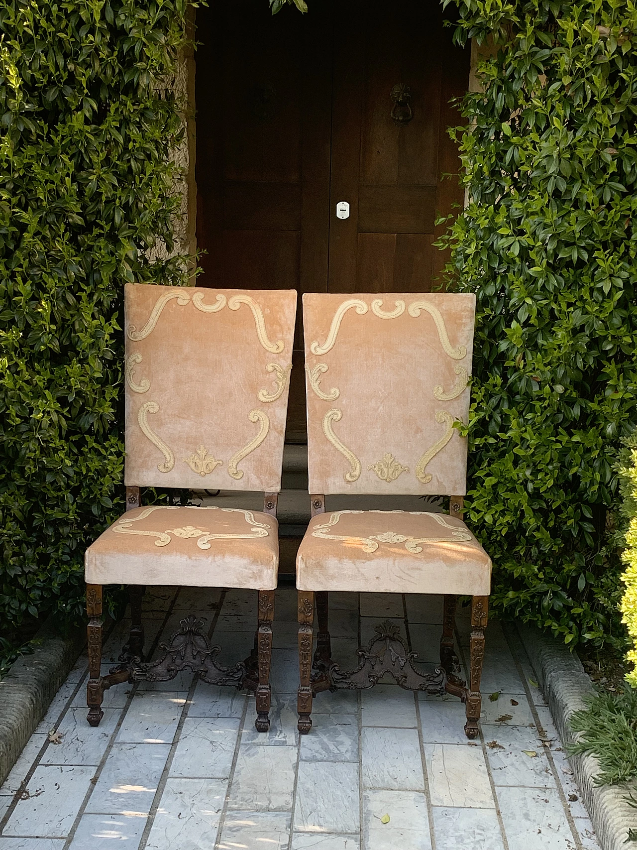 Pair of Lombard Louis XIV wood and pink velvet chairs, 18th century 1