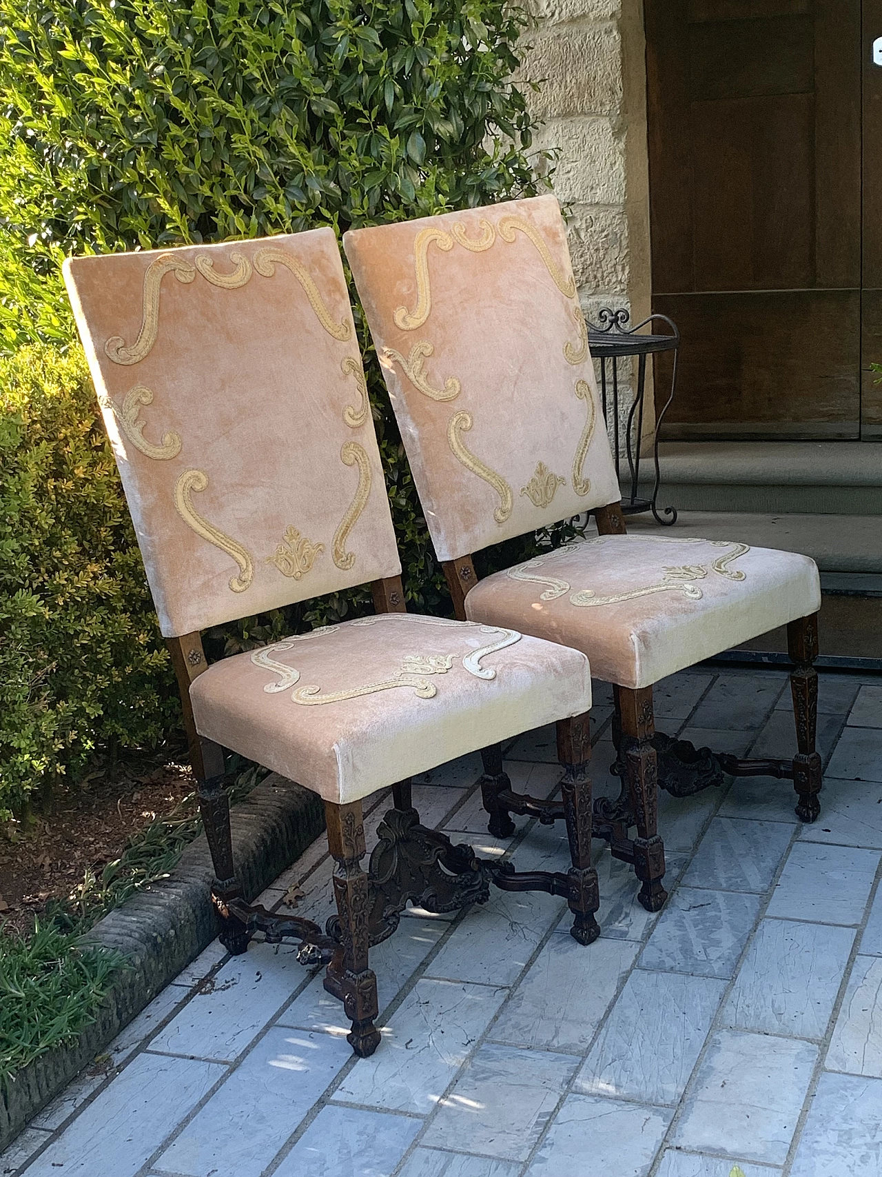 Pair of Lombard Louis XIV wood and pink velvet chairs, 18th century 2