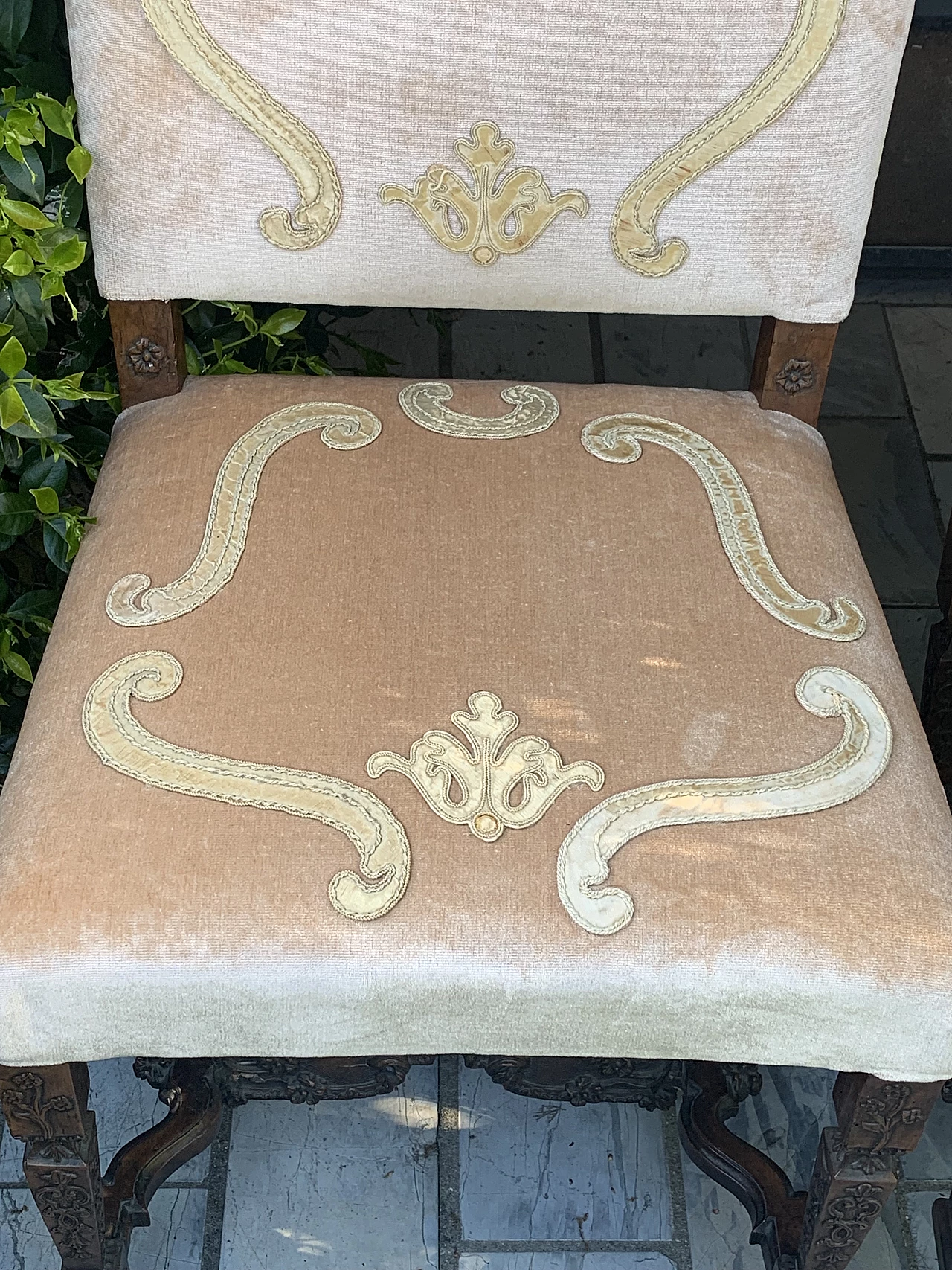 Pair of Lombard Louis XIV wood and pink velvet chairs, 18th century 3