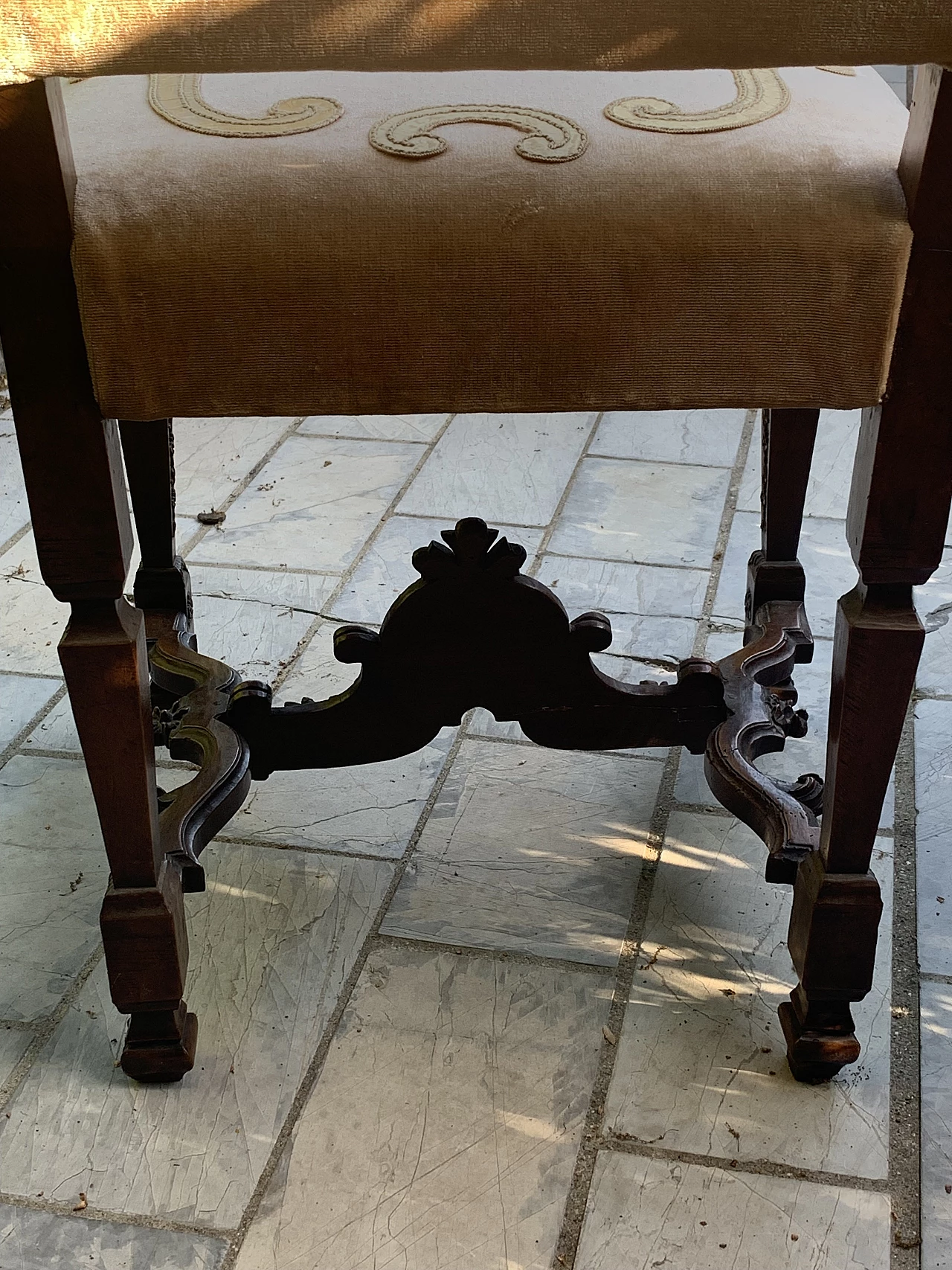 Pair of Lombard Louis XIV wood and pink velvet chairs, 18th century 6