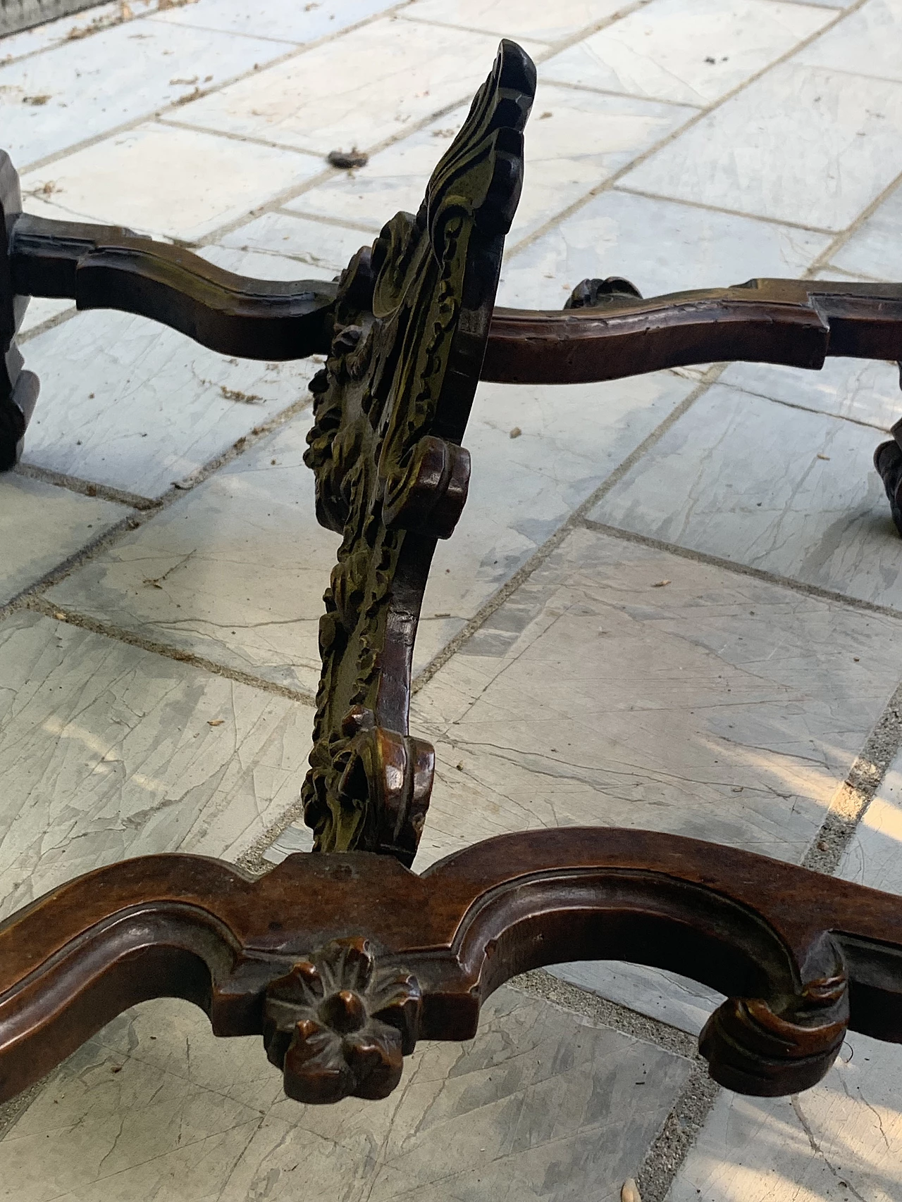 Pair of Lombard Louis XIV wood and pink velvet chairs, 18th century 8