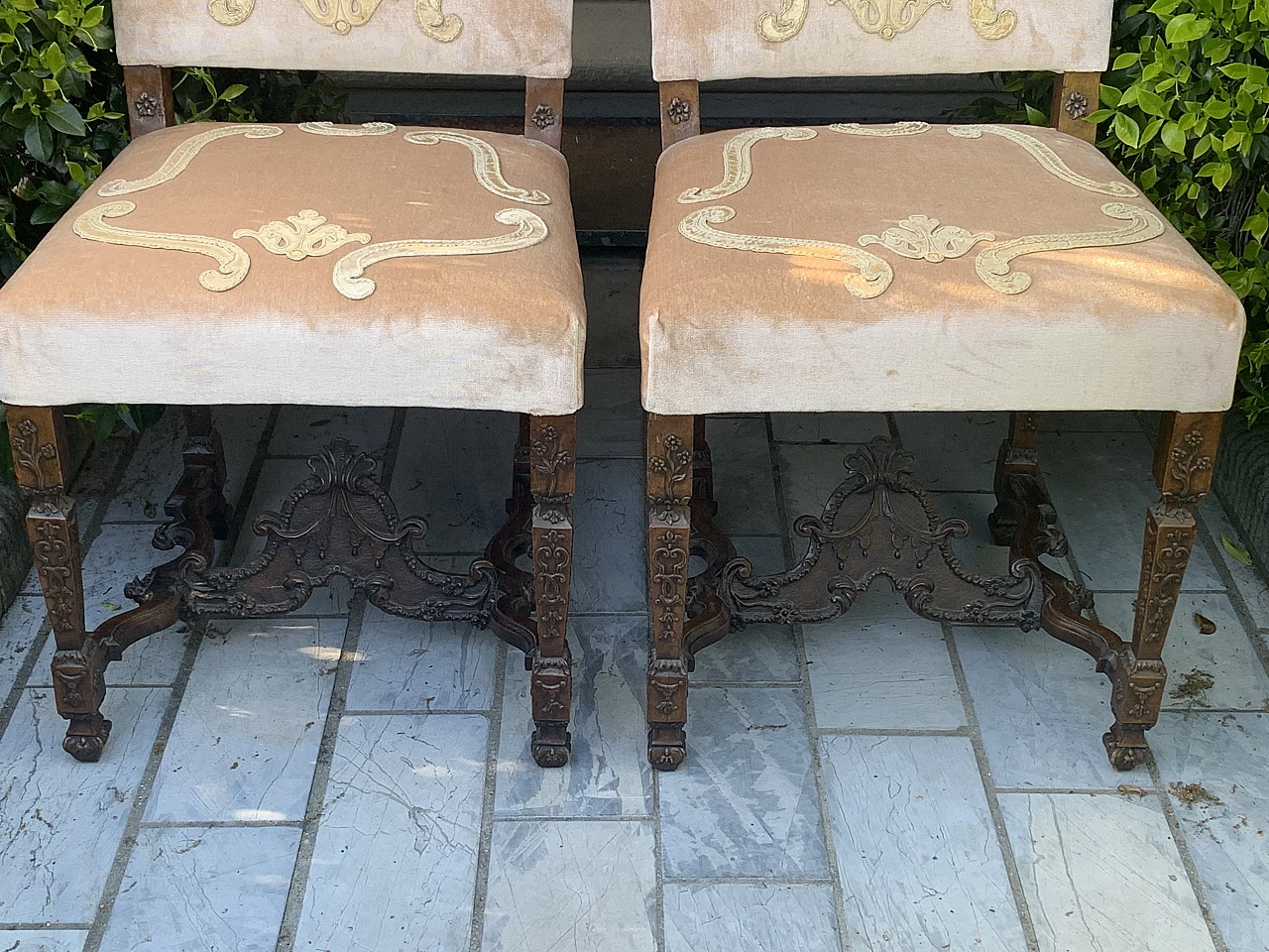 Pair of Lombard Louis XIV wood and pink velvet chairs, 18th century 11