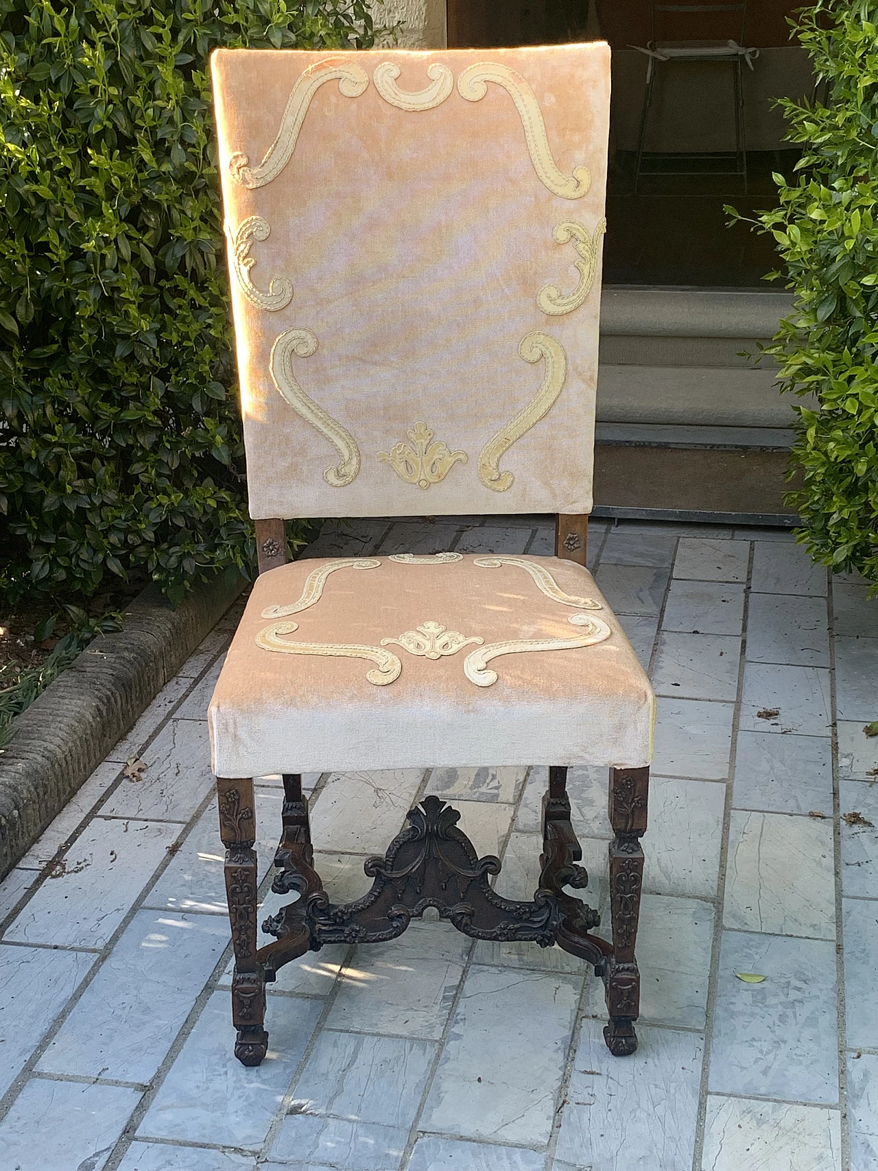 Pair of Lombard Louis XIV wood and pink velvet chairs, 18th century 12