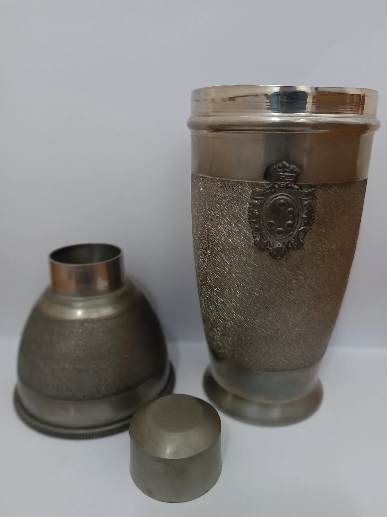 Pewter shaker with heraldic crests 3