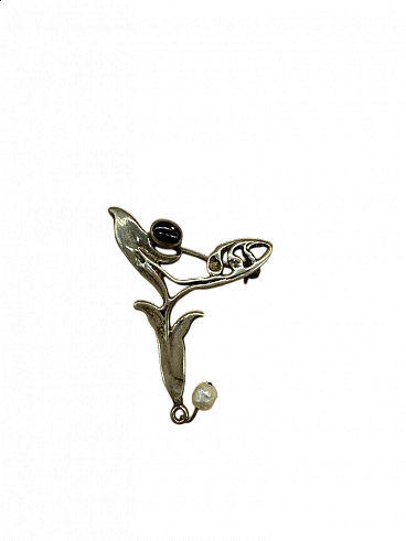 Silver brooch with stone, dark gemstone and pearl, early 20th century