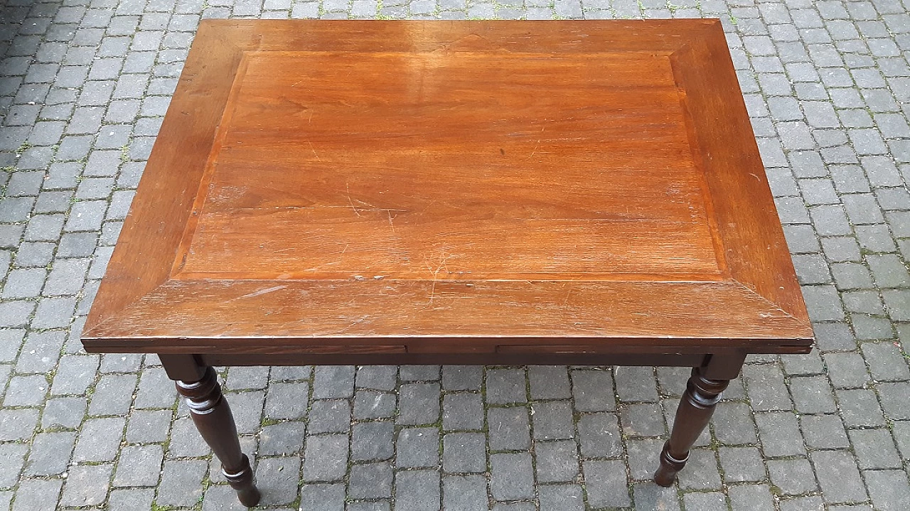 Extending walnut, oak and cherry table with turned legs, 19th century 1