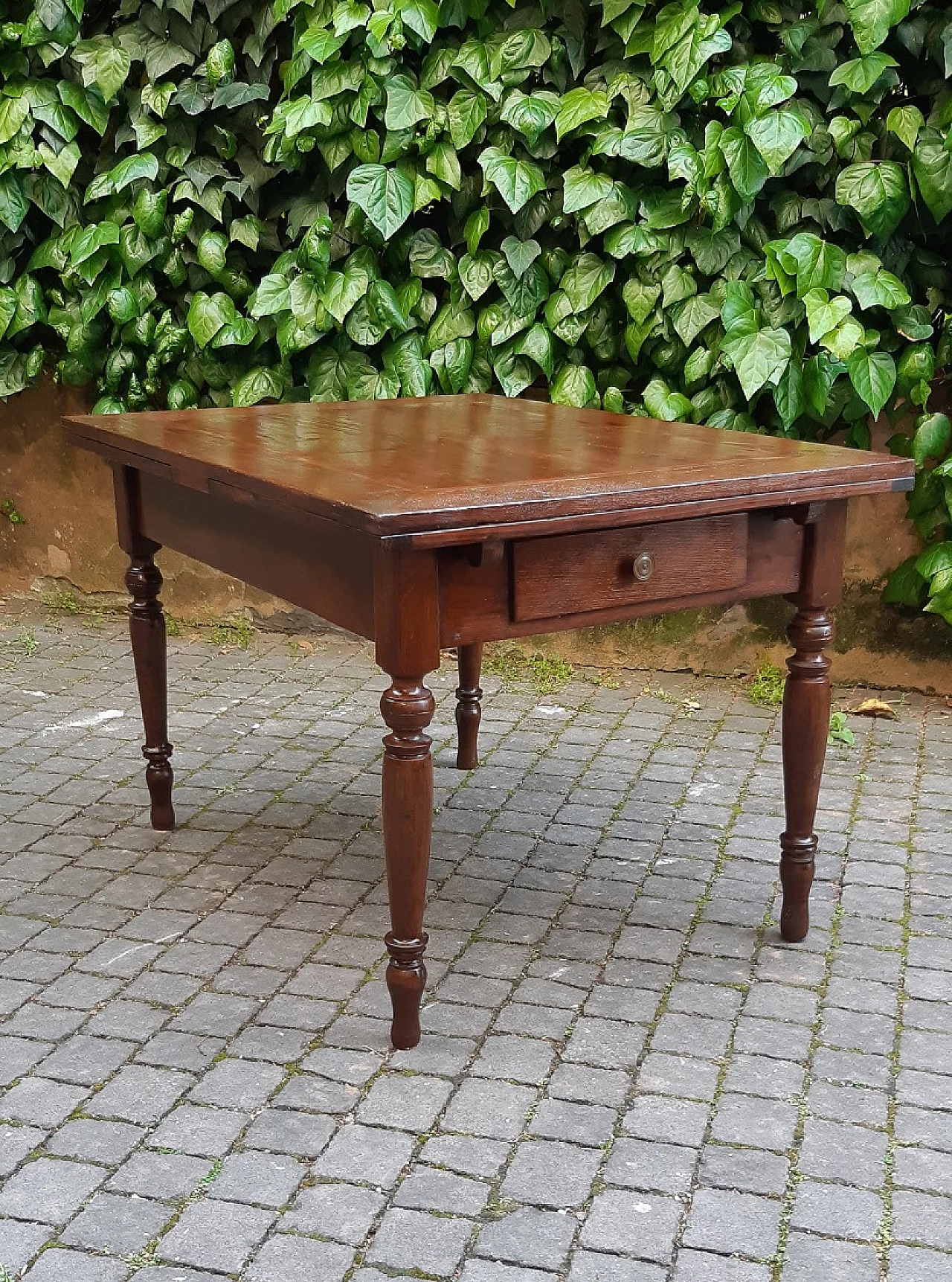 Extending walnut, oak and cherry table with turned legs, 19th century 4