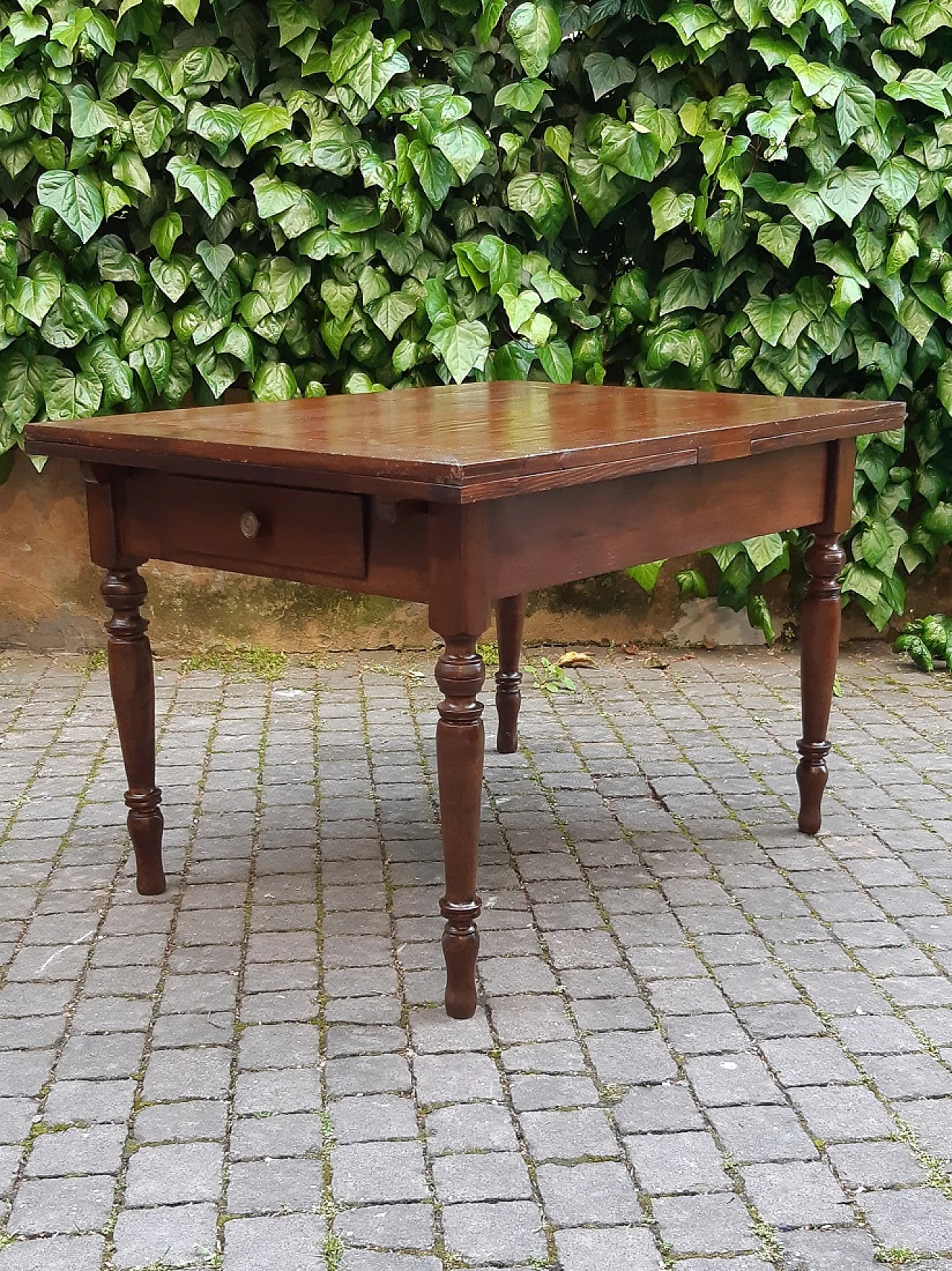 Extending walnut, oak and cherry table with turned legs, 19th century 5