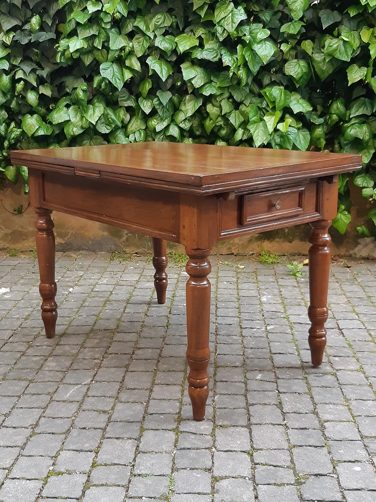 Extending solid walnut table with drawers, 19th century 4