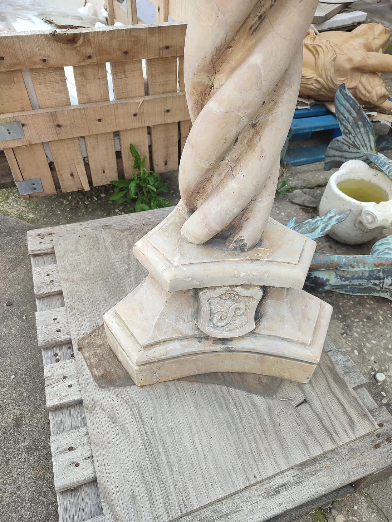 Neo-Gothic yellow Nembro marble baptismal font, late 19th century 2