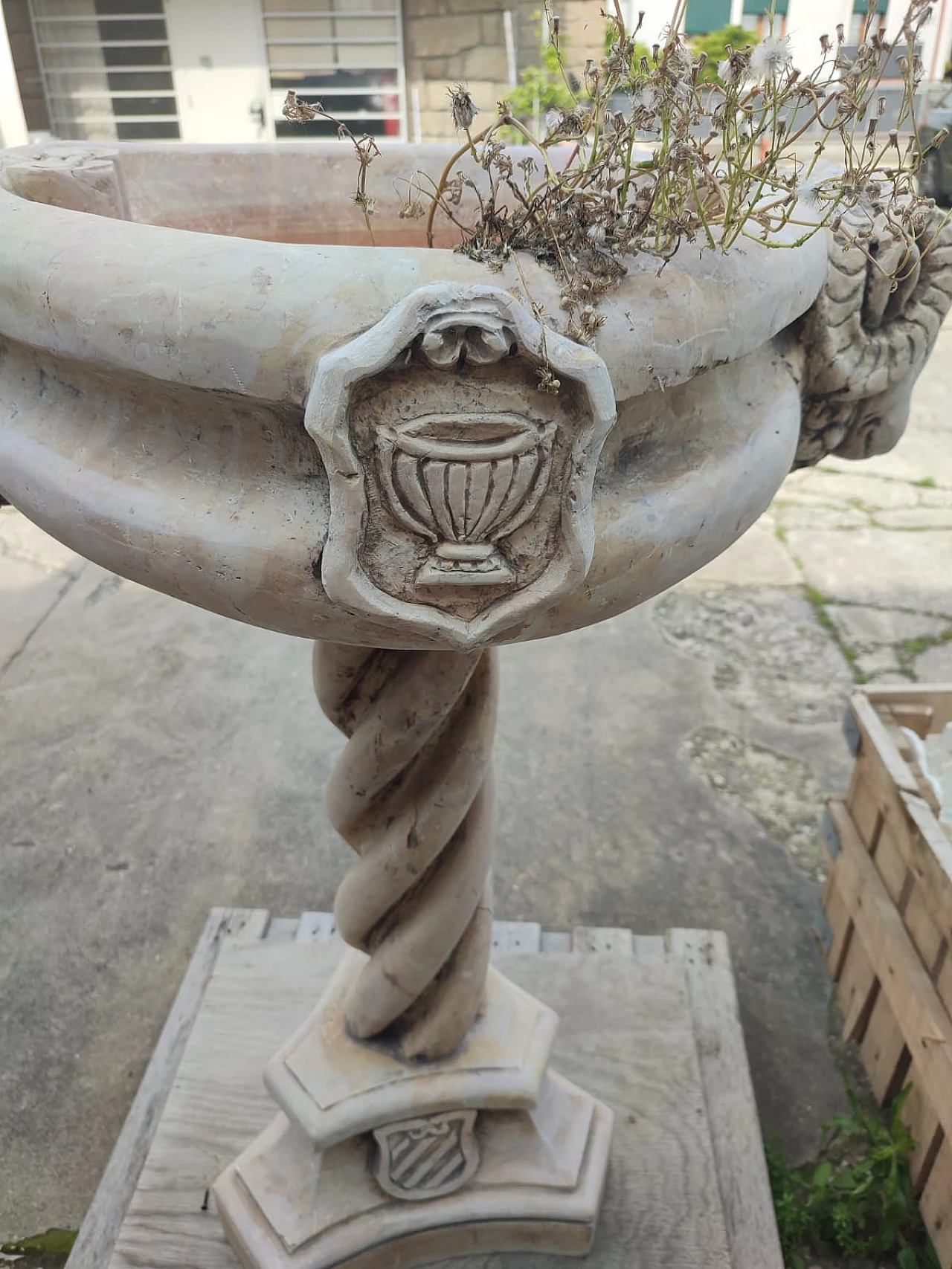 Neo-Gothic yellow Nembro marble baptismal font, late 19th century 3