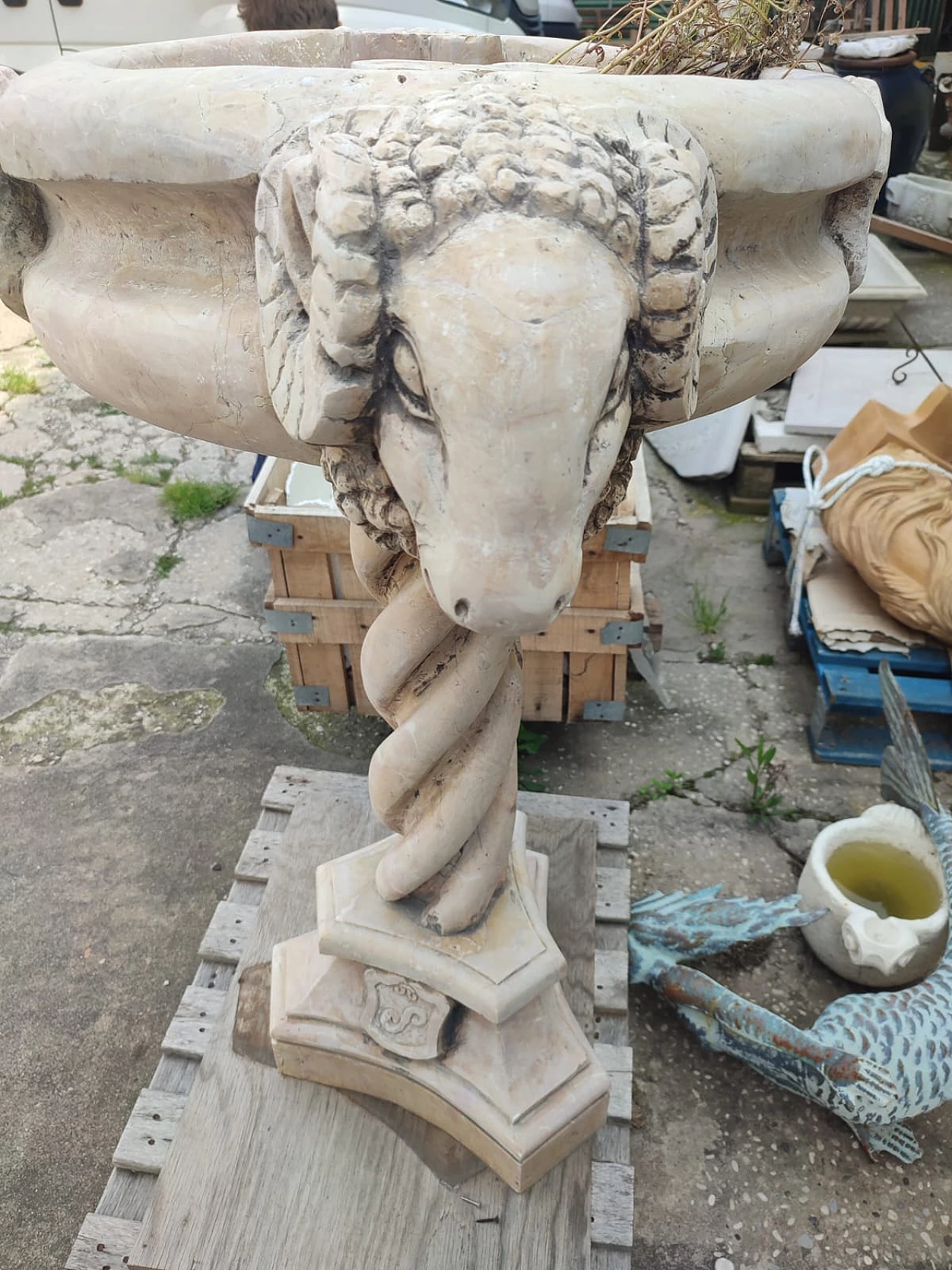 Neo-Gothic yellow Nembro marble baptismal font, late 19th century 4