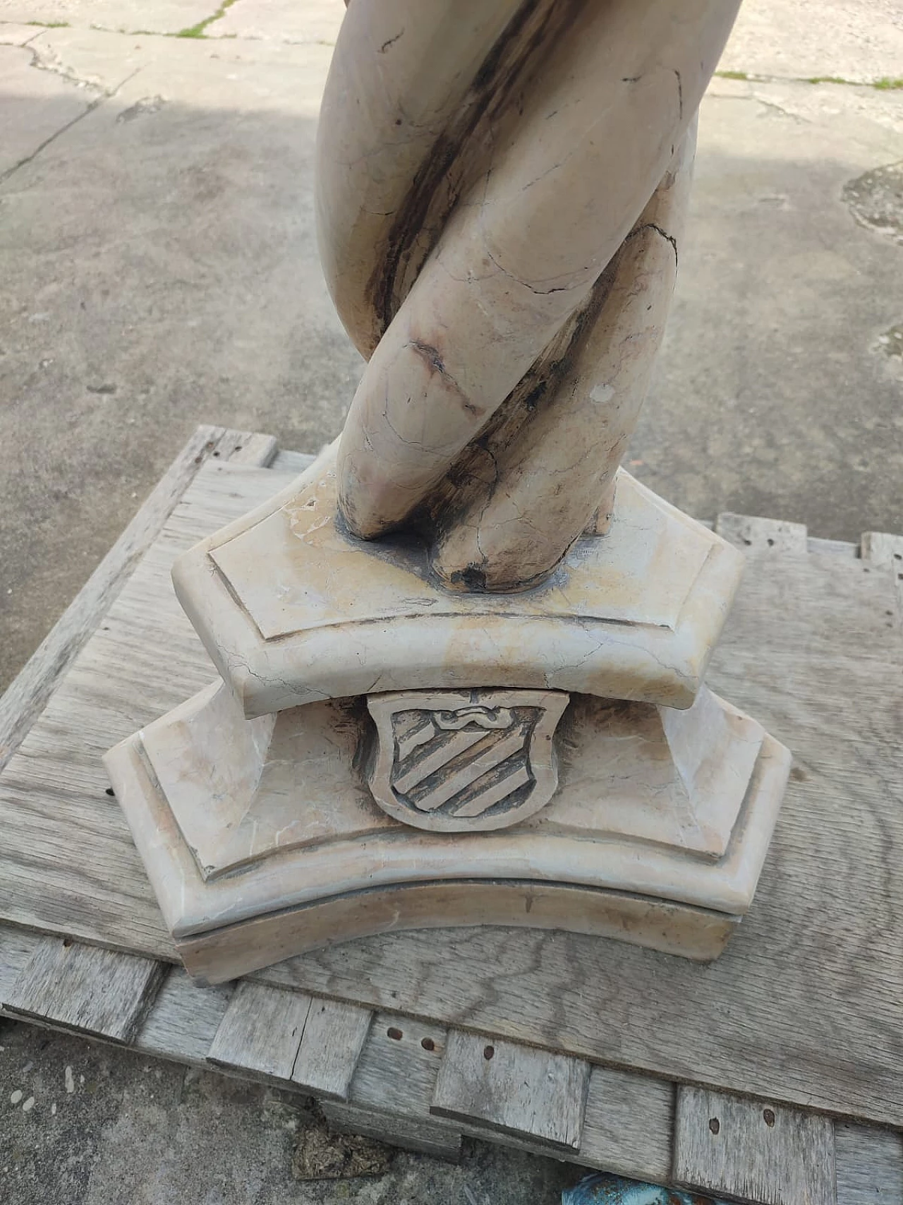 Neo-Gothic yellow Nembro marble baptismal font, late 19th century 5