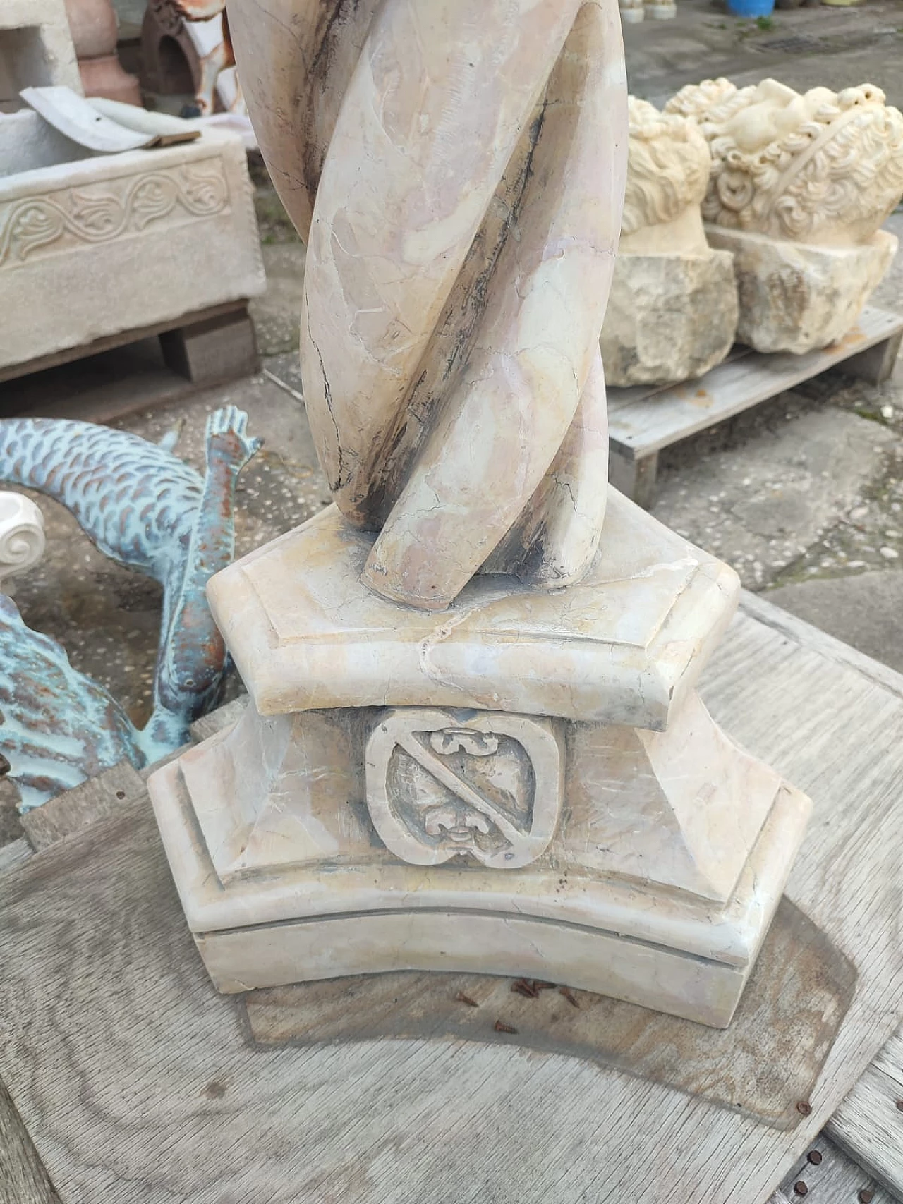 Neo-Gothic yellow Nembro marble baptismal font, late 19th century 6