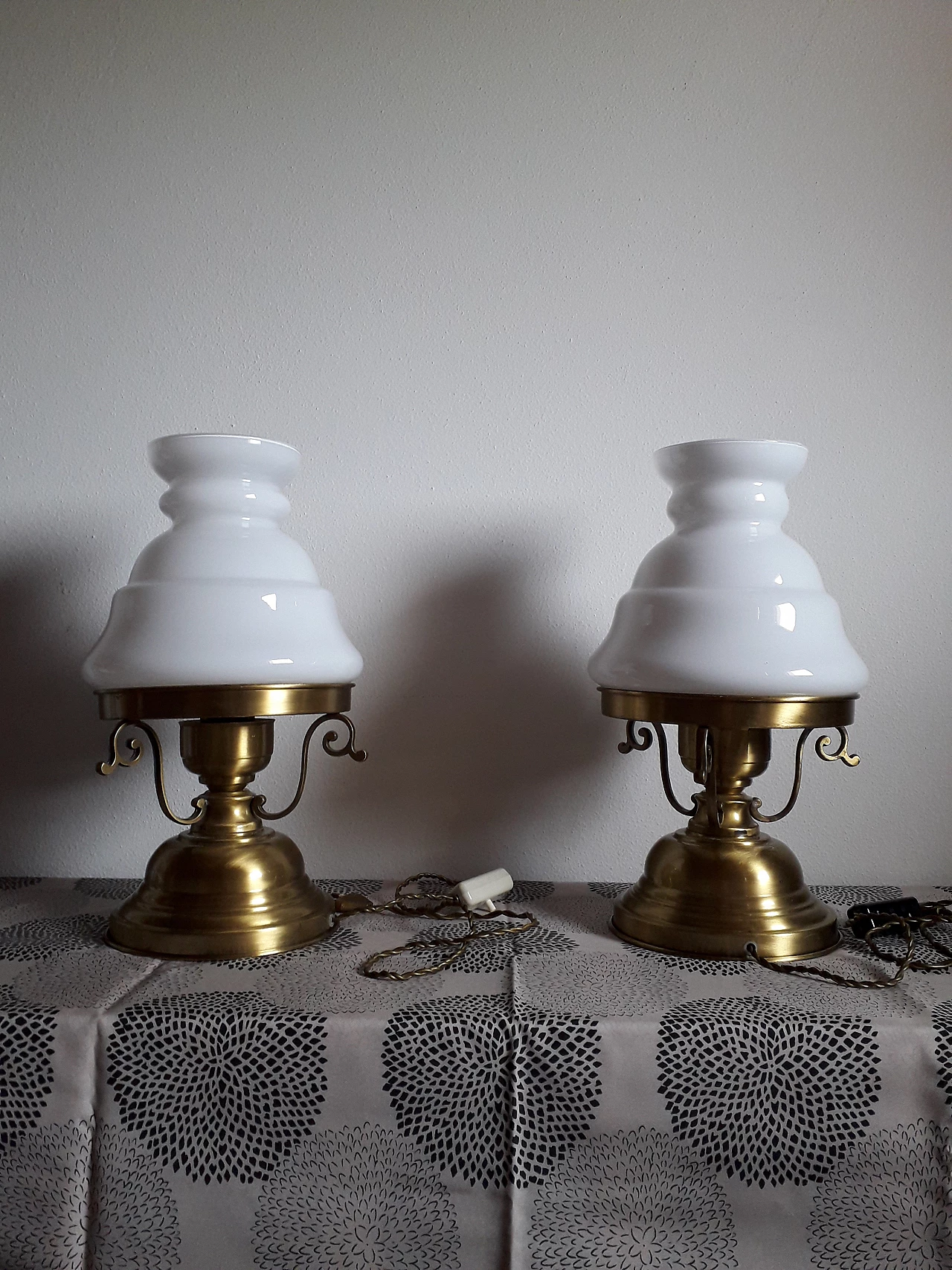 Coppia di lampade da tavolo in stile Country in vetro e ottone, anni '60 2