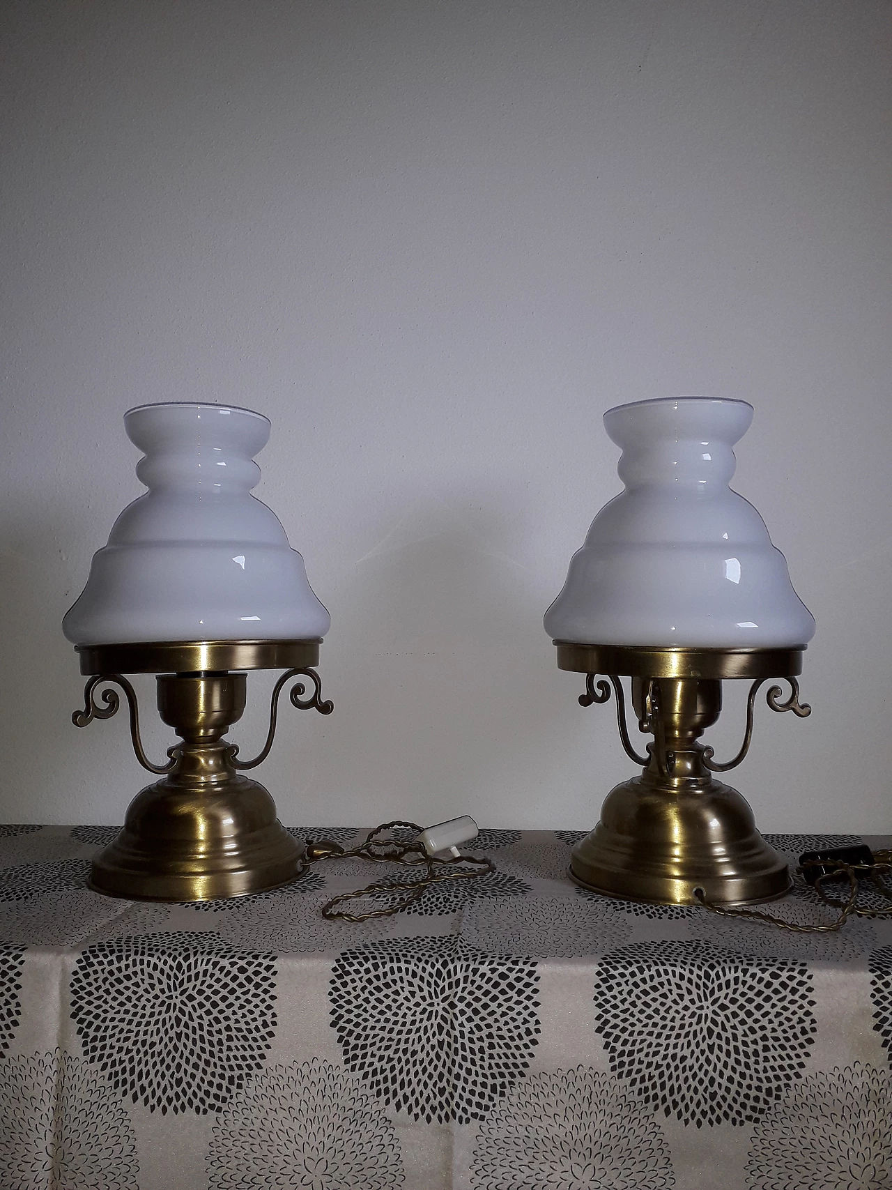 Coppia di lampade da tavolo in stile Country in vetro e ottone, anni '60 3