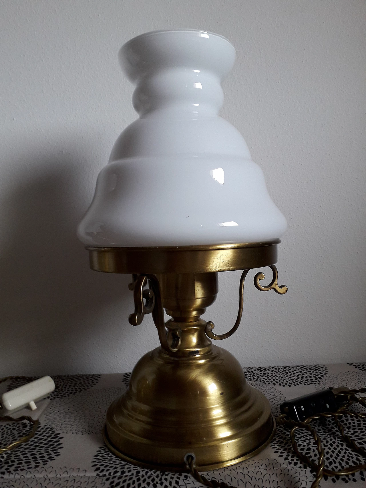 Coppia di lampade da tavolo in stile Country in vetro e ottone, anni '60 4