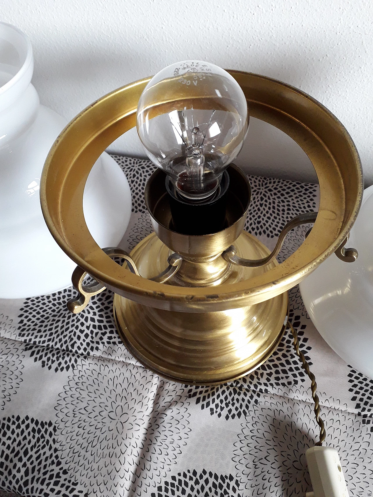 Coppia di lampade da tavolo in stile Country in vetro e ottone, anni '60 8