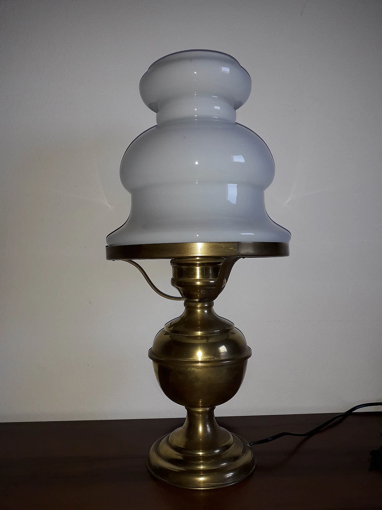Lampada da tavolo in ottone e vetro opalino 1