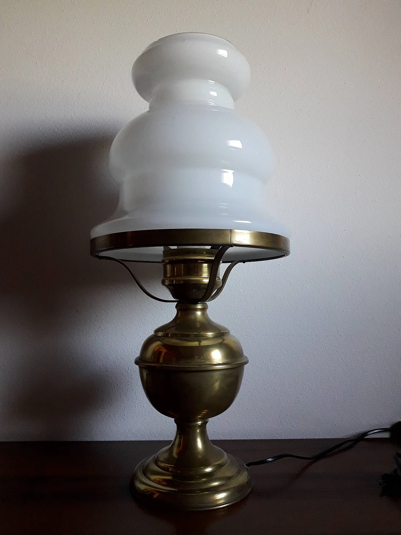 Lampada da tavolo in ottone e vetro opalino 2