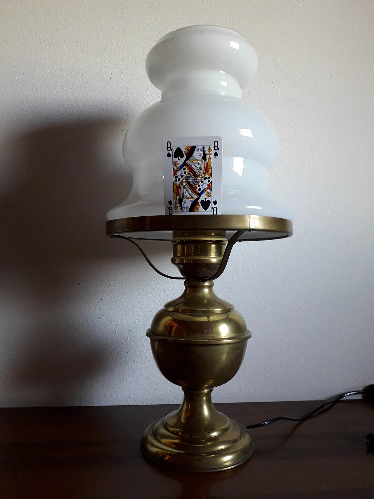 Lampada da tavolo in ottone e vetro opalino 3