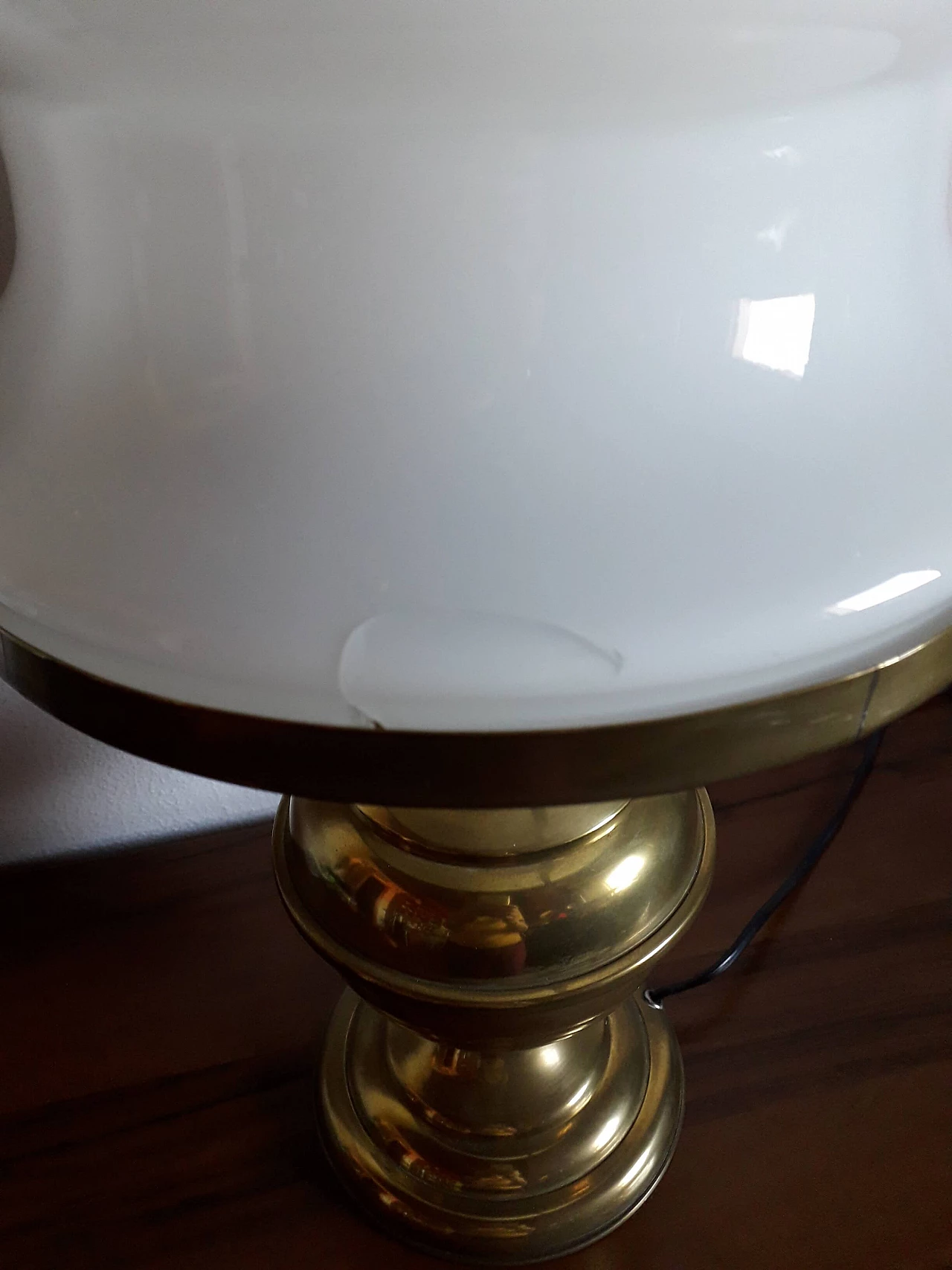 Lampada da tavolo in ottone e vetro opalino 8