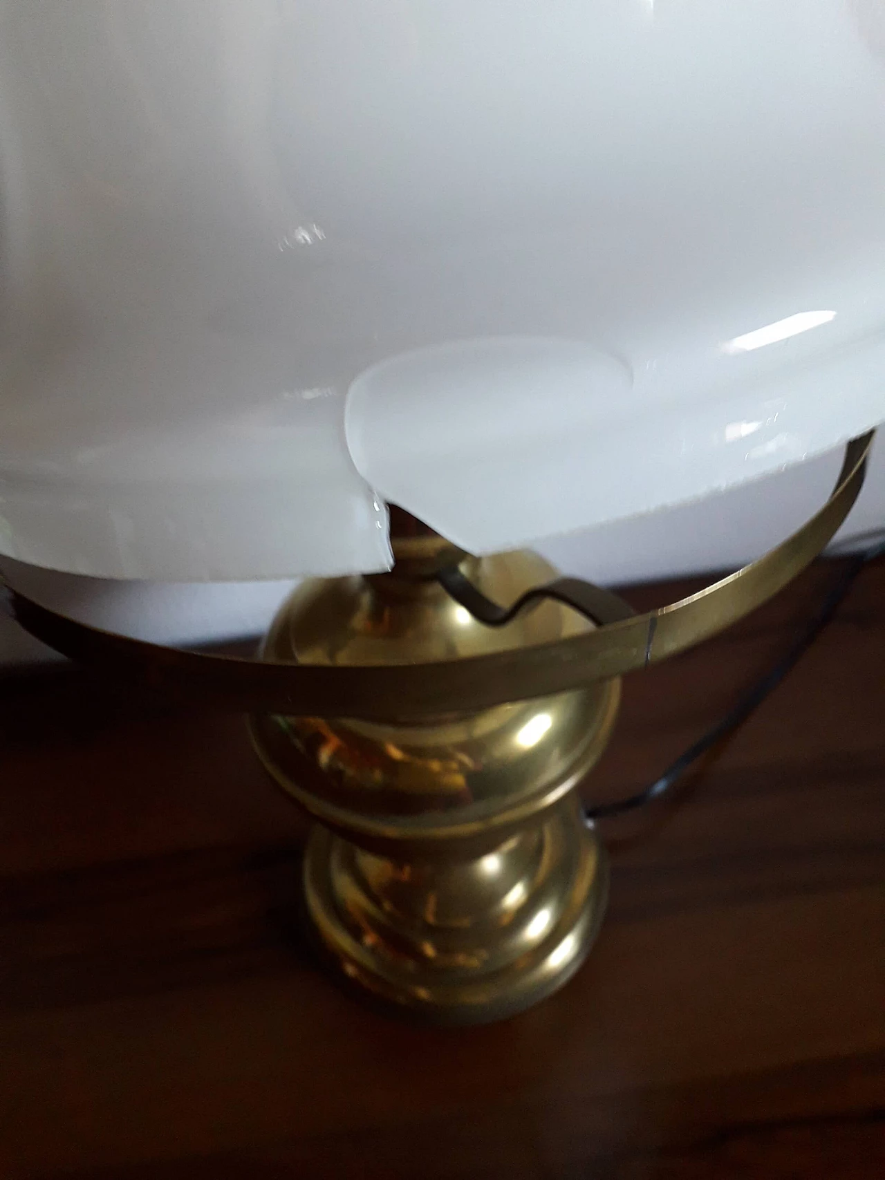 Lampada da tavolo in ottone e vetro opalino 9
