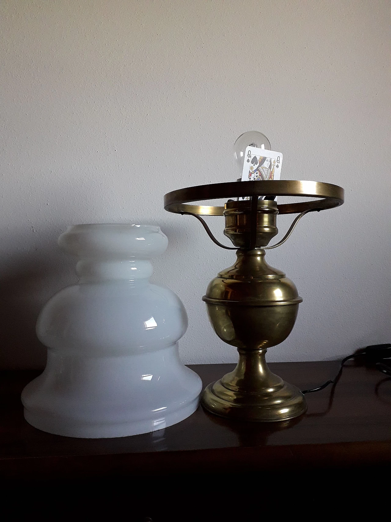Lampada da tavolo in ottone e vetro opalino 11