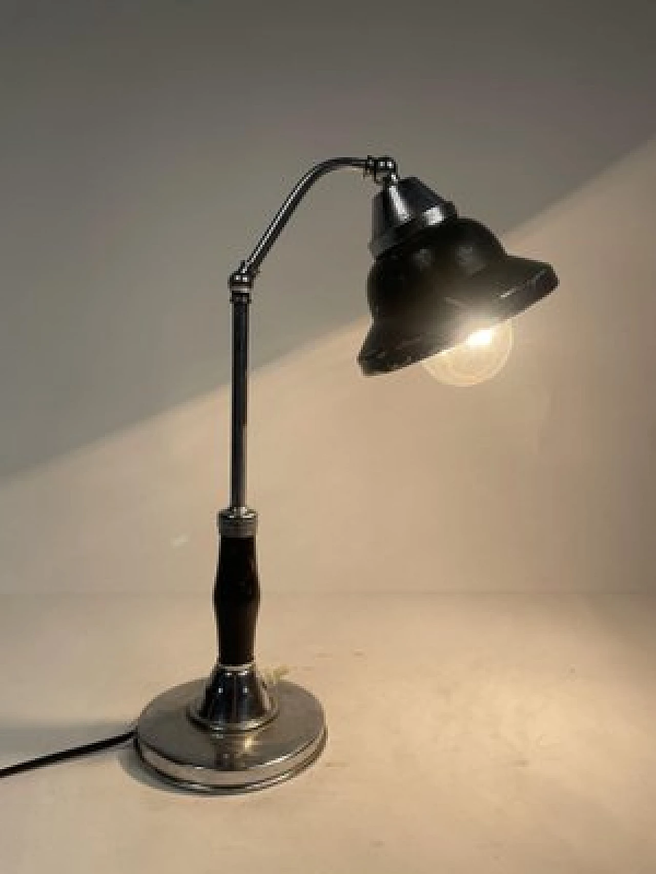 Lampada da tavolo in alluminio, metallo e bachelite di Lariolux, anni '30 2