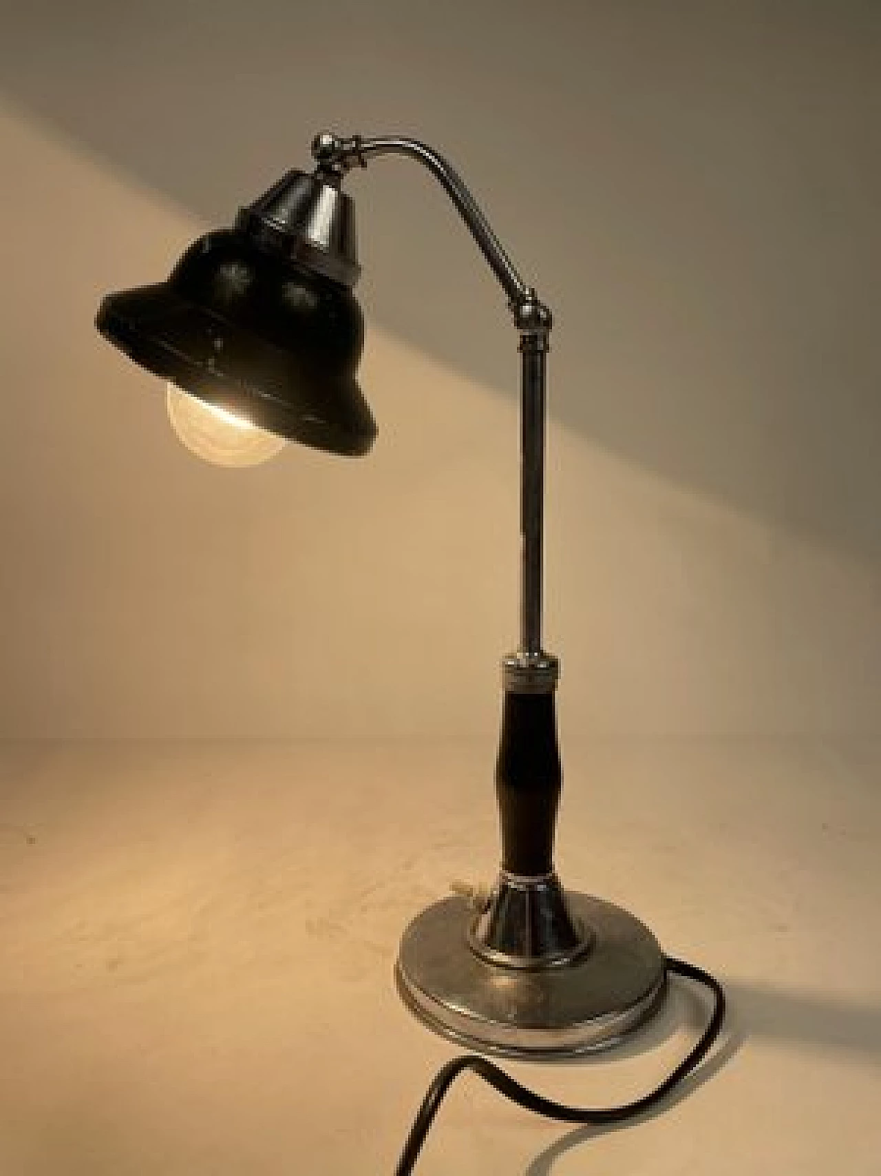 Lampada da tavolo in alluminio, metallo e bachelite di Lariolux, anni '30 3