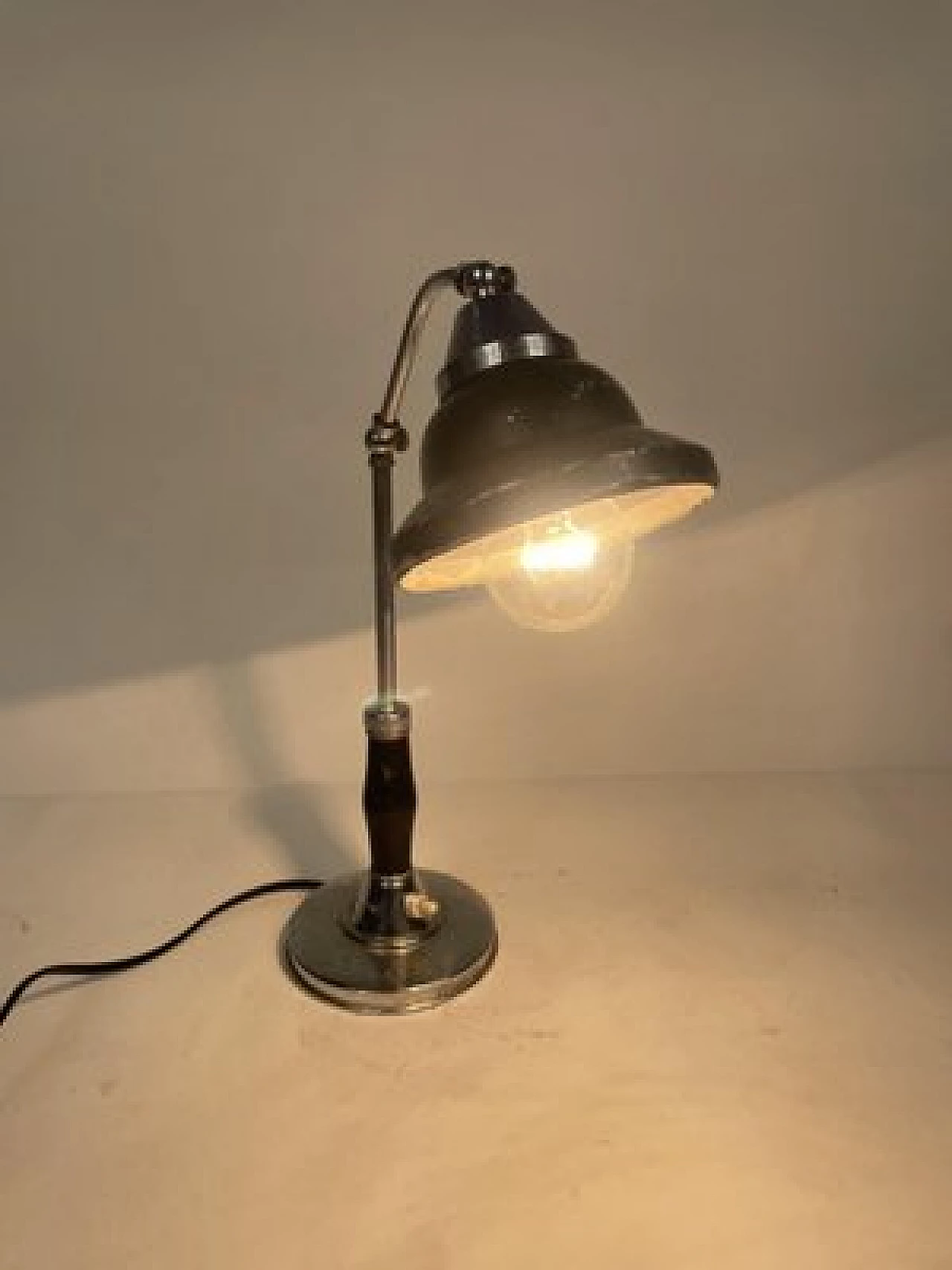 Lampada da tavolo in alluminio, metallo e bachelite di Lariolux, anni '30 5