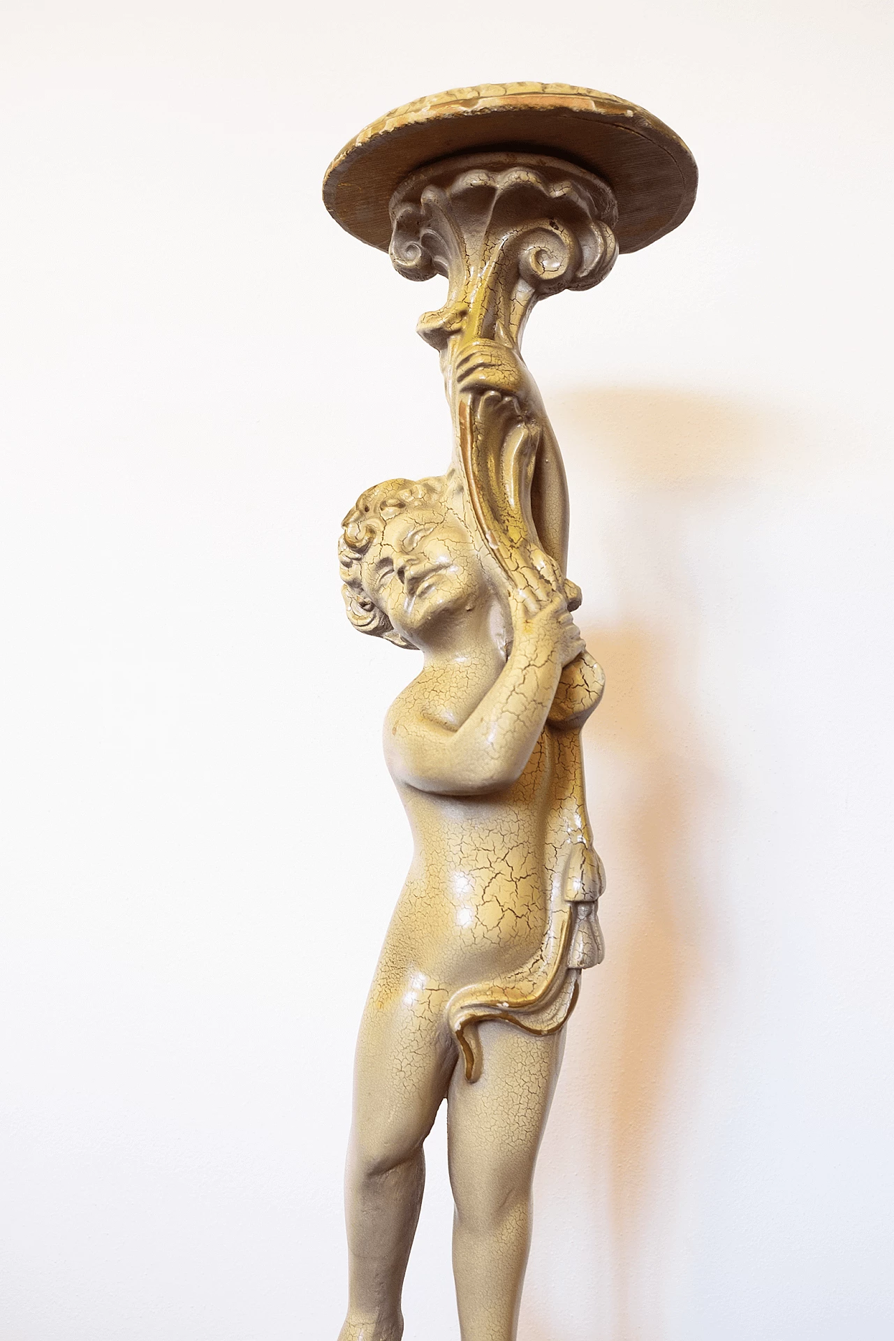 Tavolino in legno dorato con scultura di putto, anni '30 4