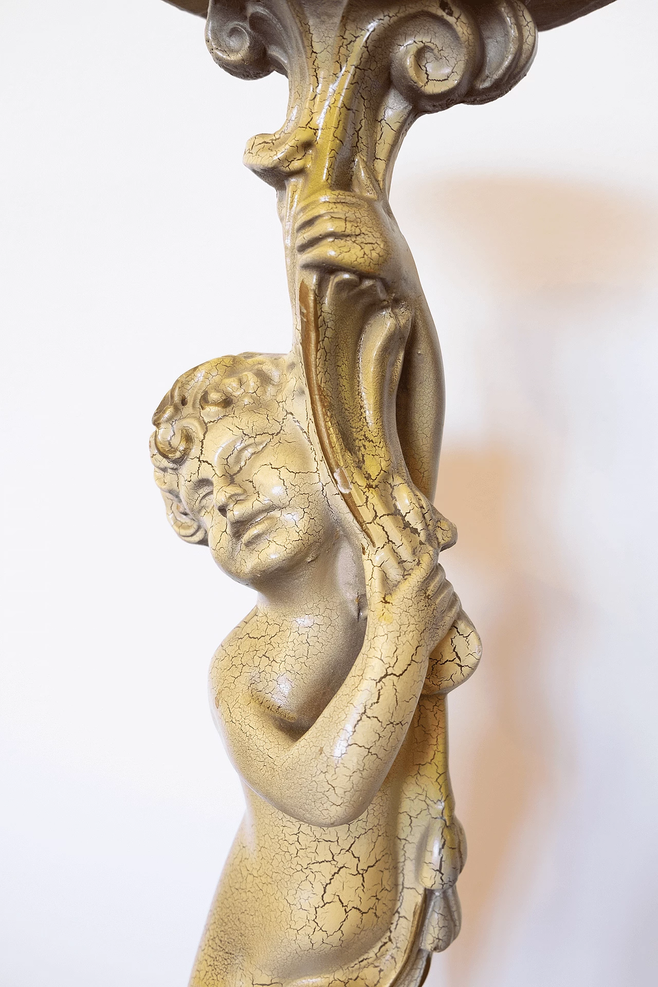 Tavolino in legno dorato con scultura di putto, anni '30 5