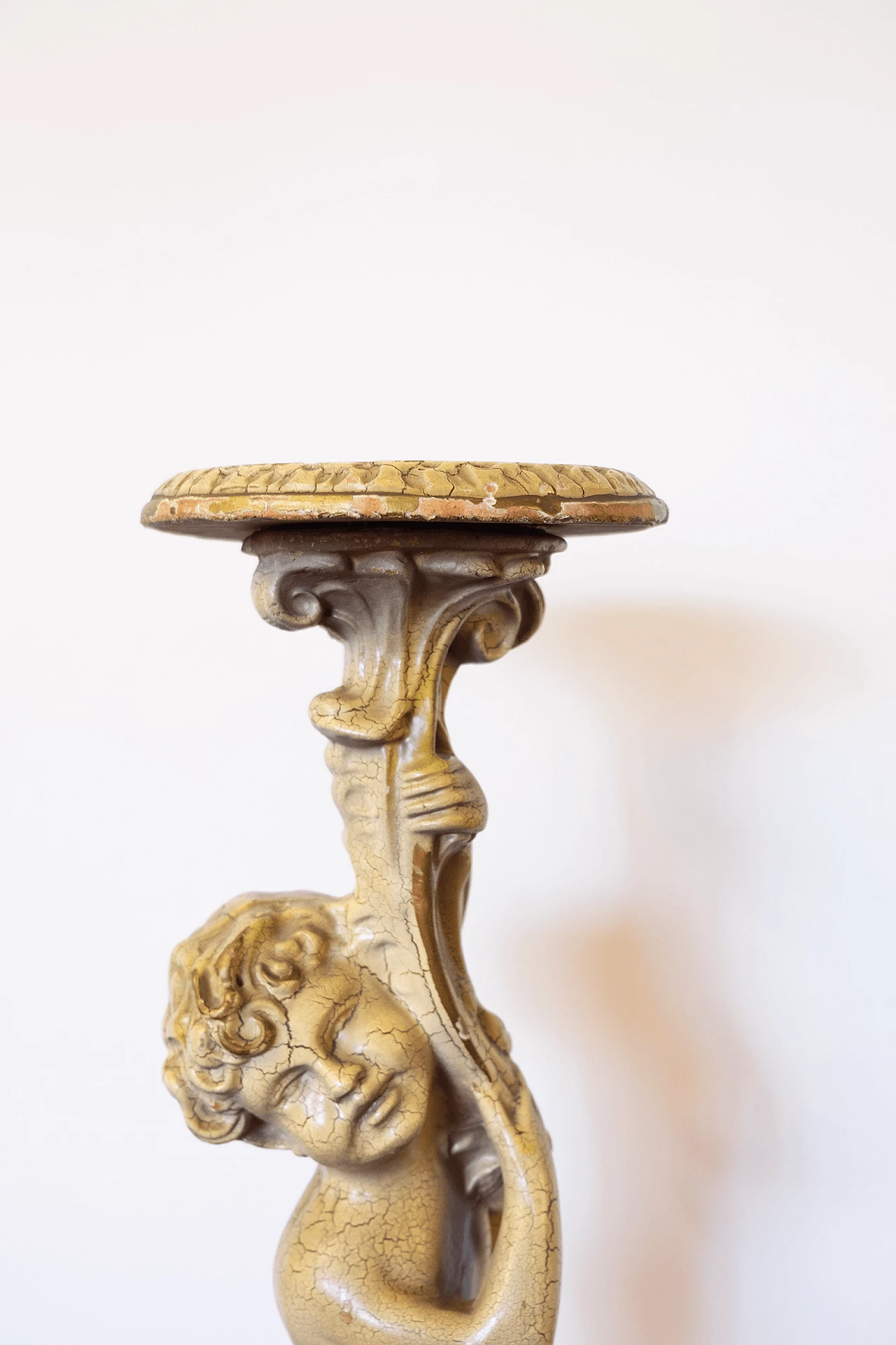 Tavolino in legno dorato con scultura di putto, anni '30 7