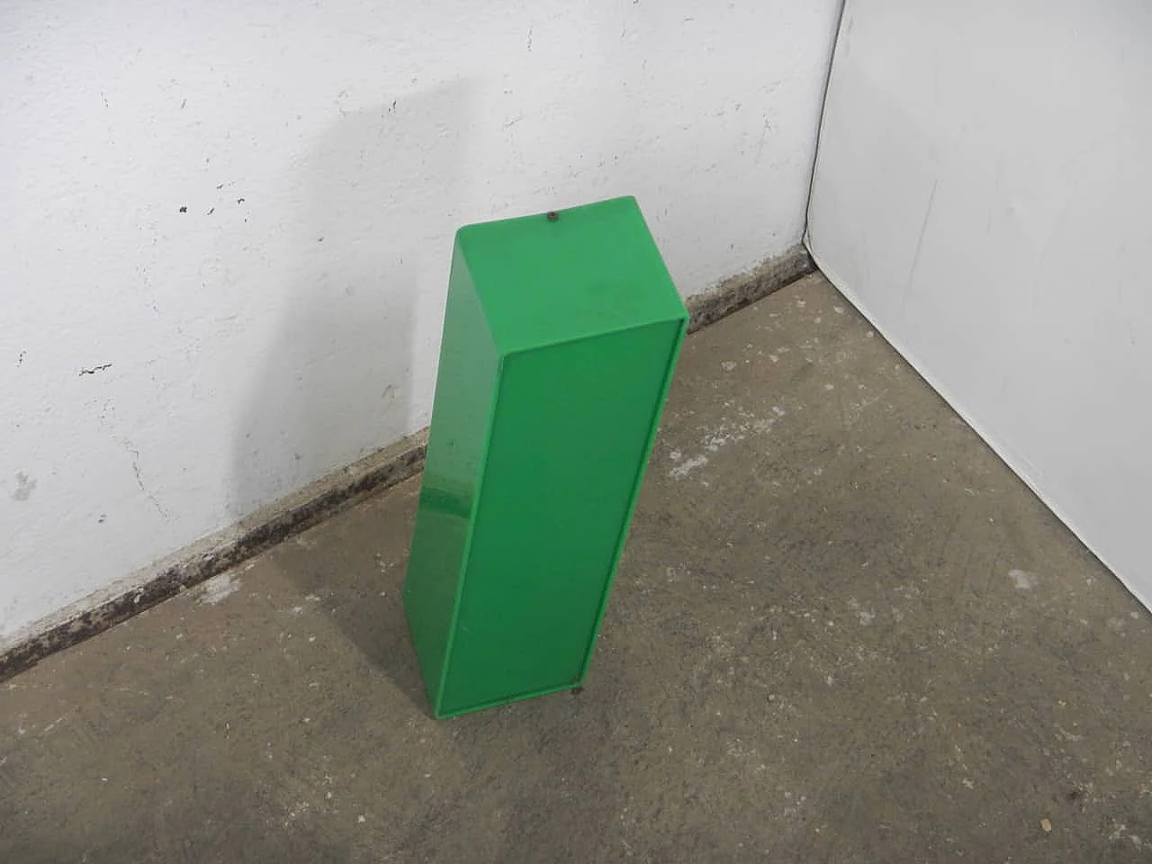 Green plastic letter I, 1980s 2