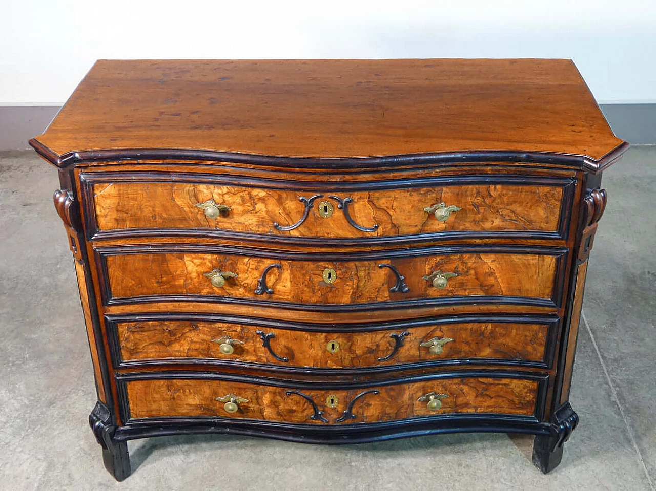 Louis XIV wooden and walnut-root dresser with ebonized details, 18th century 4