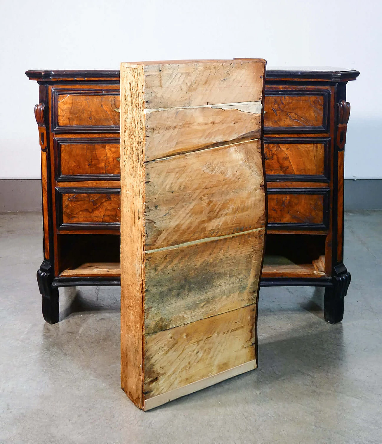 Louis XIV wooden and walnut-root dresser with ebonized details, 18th century 9