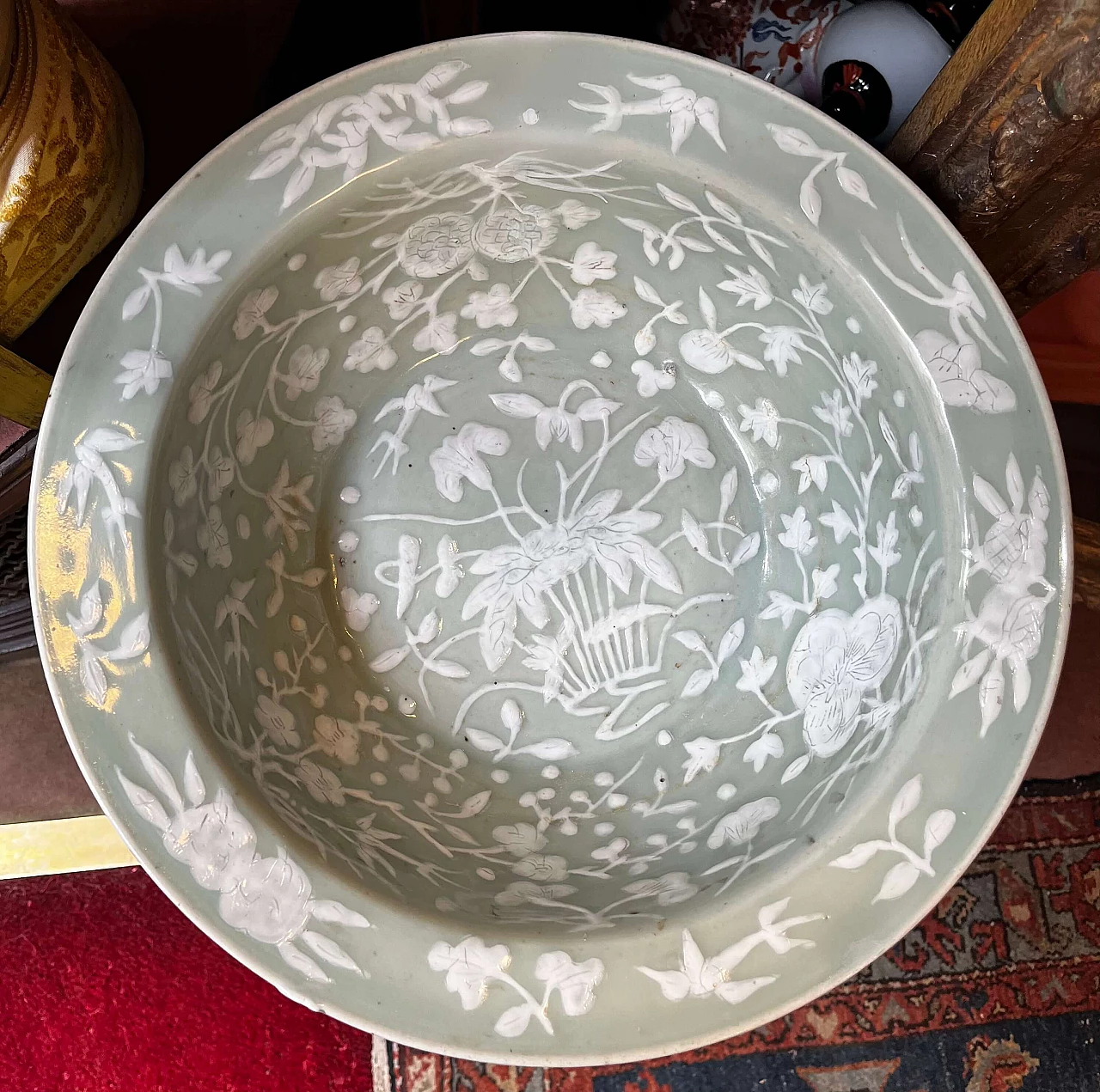 Piatto in ceramica Celadon con motivi floreali in rilievo, '800 2