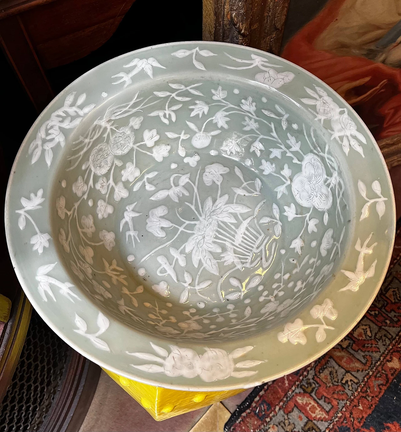 Piatto in ceramica Celadon con motivi floreali in rilievo, '800 3