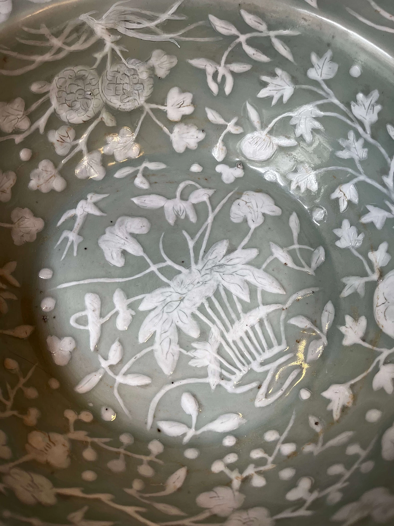 Piatto in ceramica Celadon con motivi floreali in rilievo, '800 4