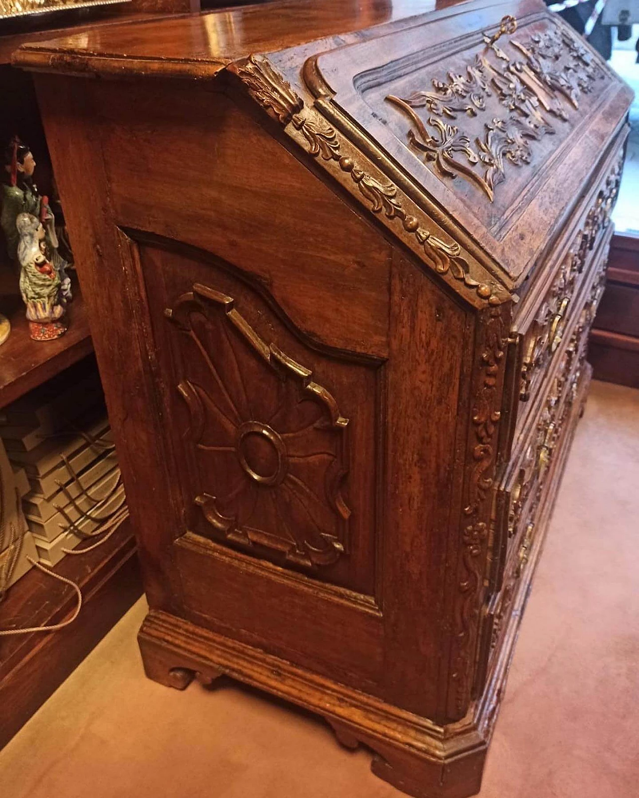 Wood flap desk with carved decoration, 17th century 5