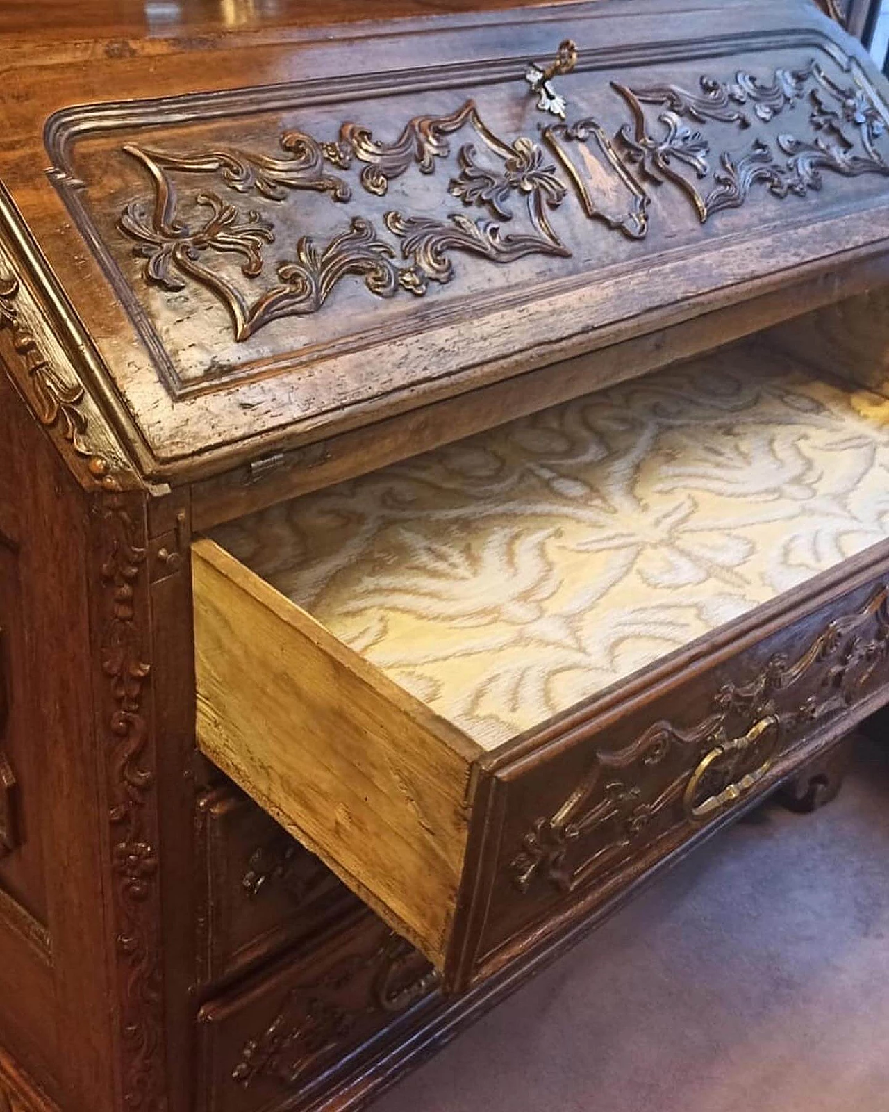 Wood flap desk with carved decoration, 17th century 7