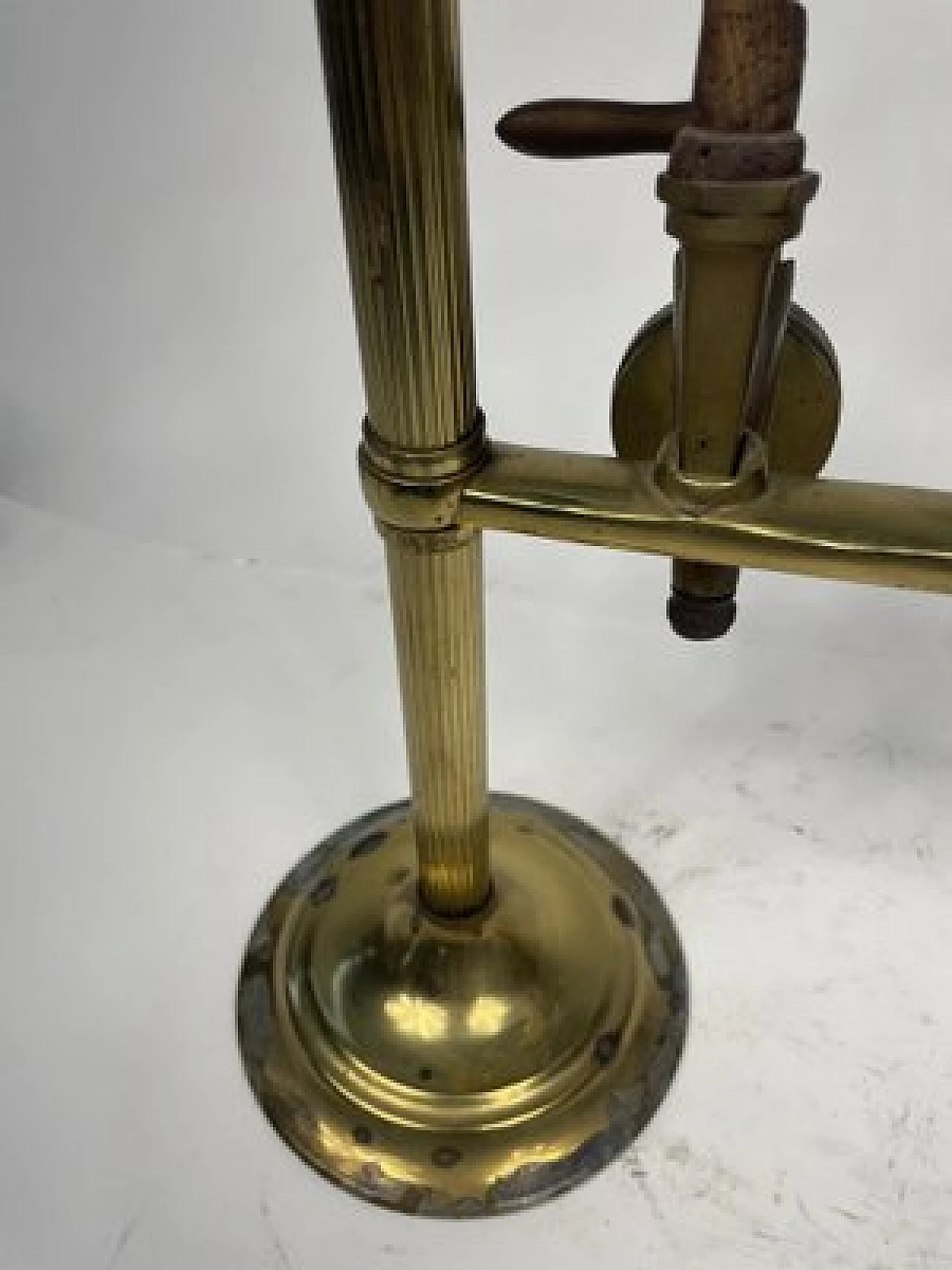 Brass and bronze beverage dispenser with pourers and taps, 1940s 12