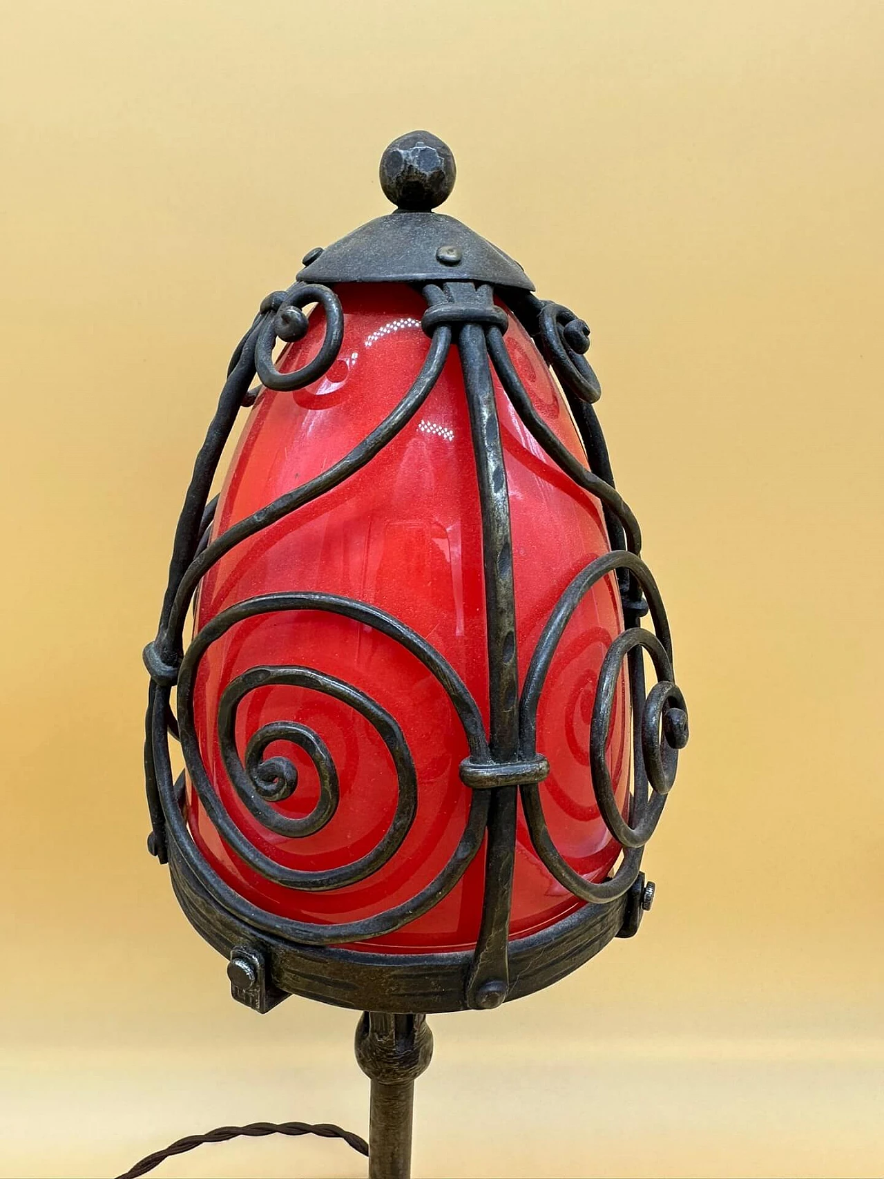 Art Deco wrought iron and red glass table lamp, 20s 4