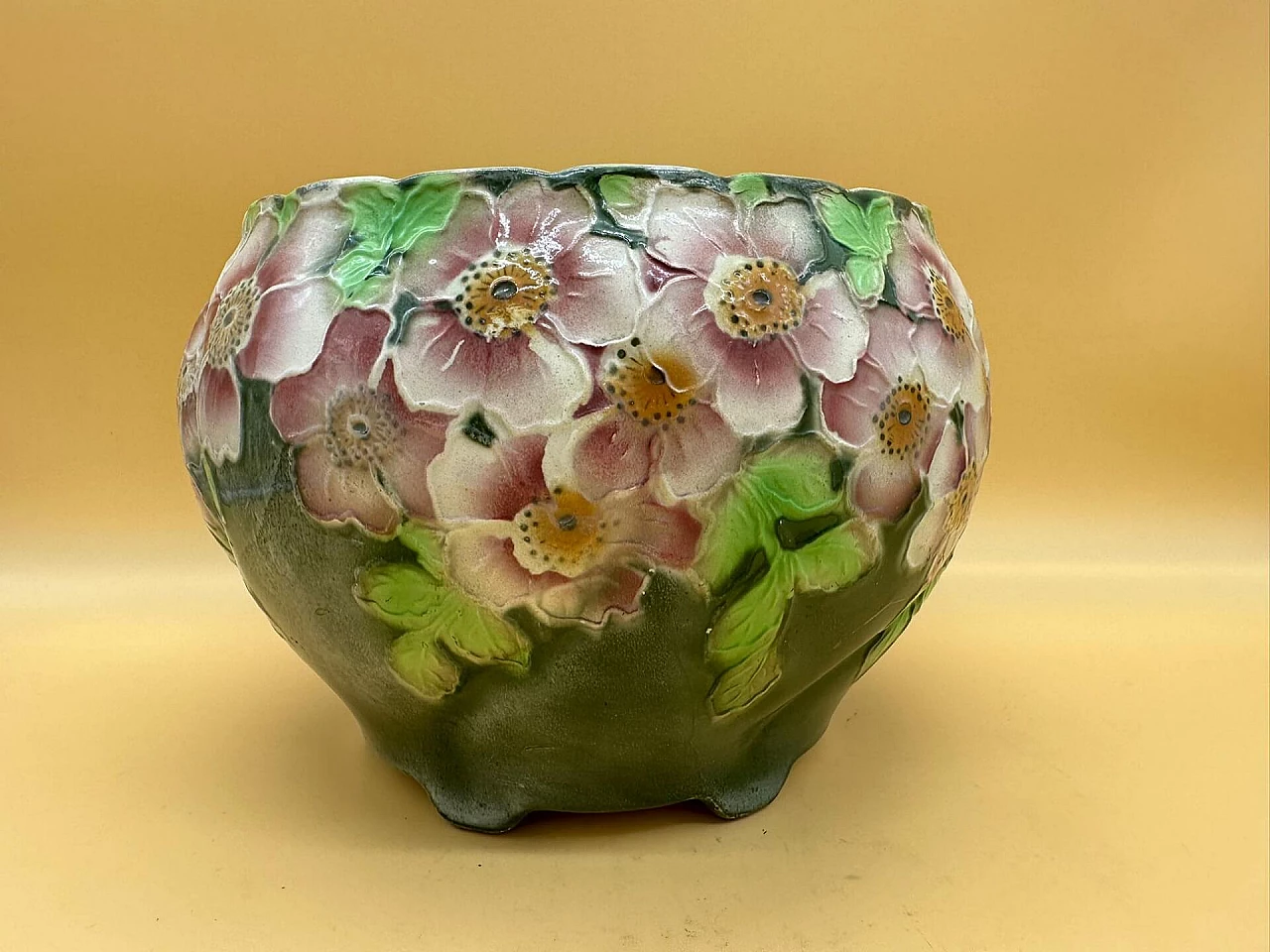 Polychrome ceramic cachepot with flowers 1