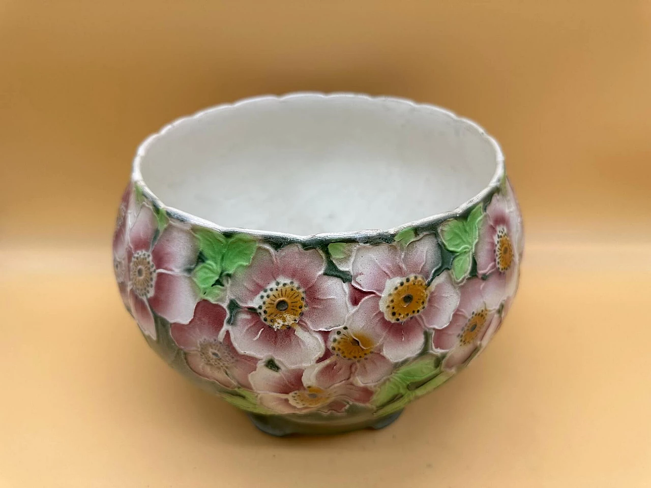 Polychrome ceramic cachepot with flowers 2