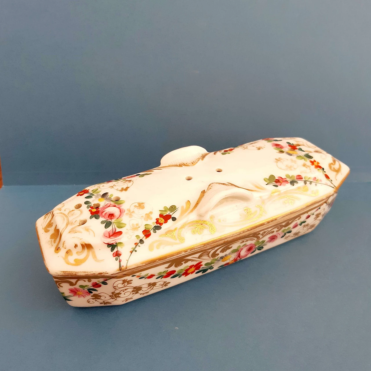 Porcelain essence burner with floral decoration, mid-19th century 1