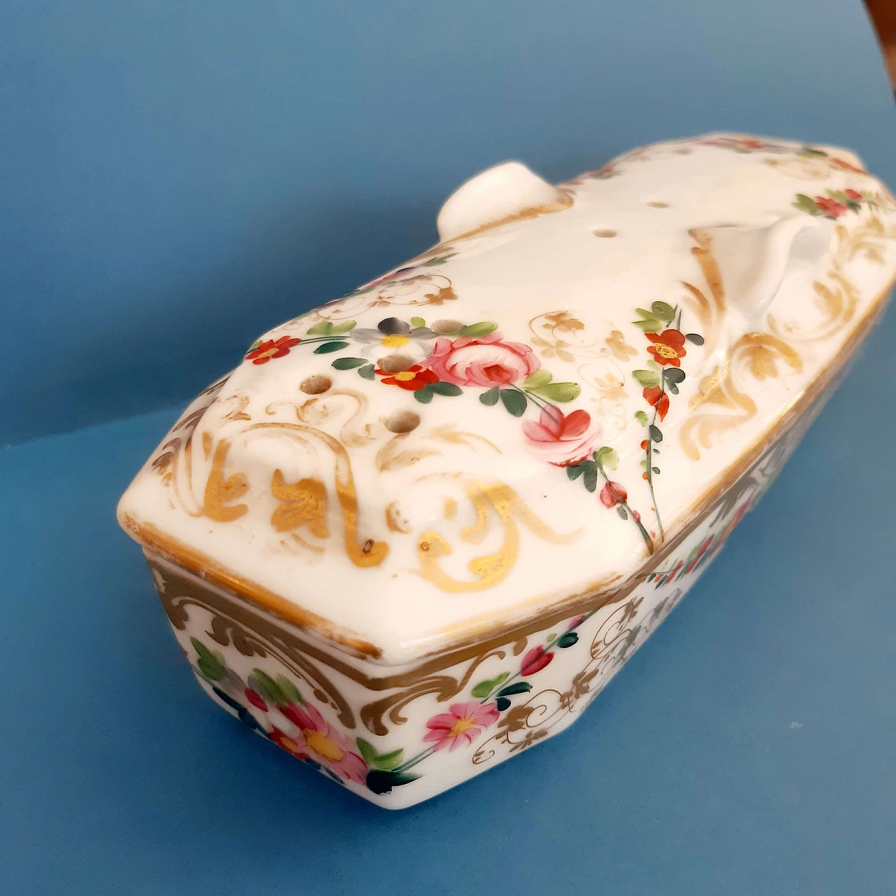 Porcelain essence burner with floral decoration, mid-19th century 4